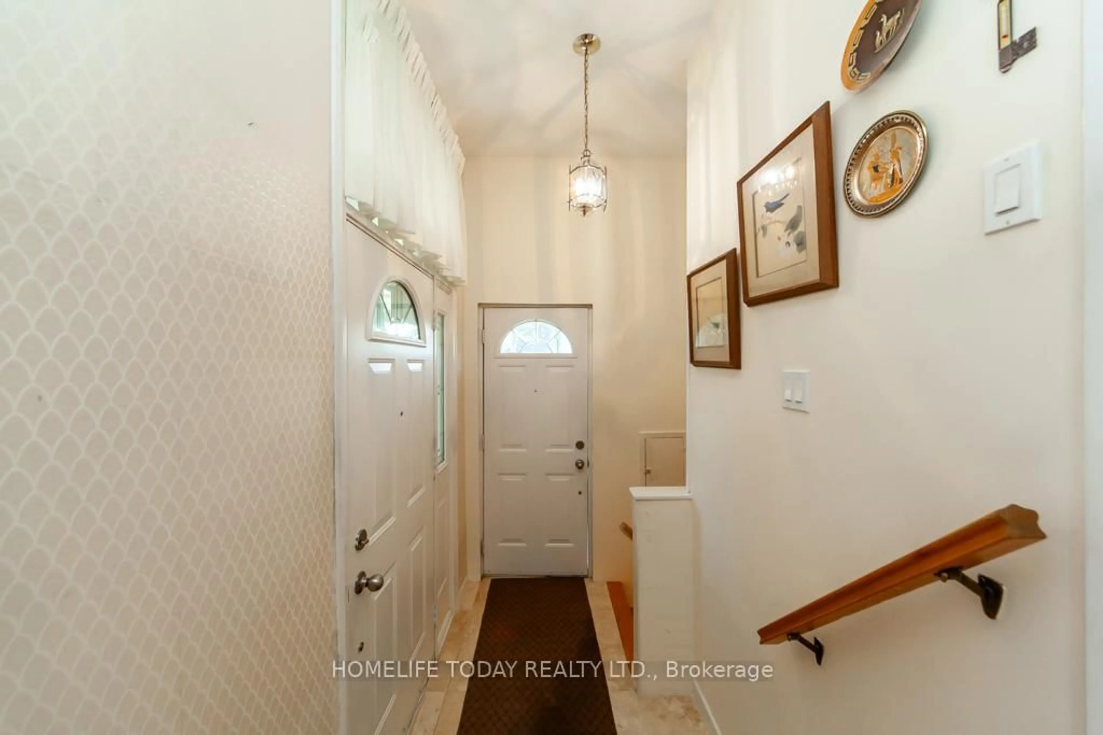 Indoor entryway for 61 Lord Roberts Dr, Toronto Ontario M1K 3W1