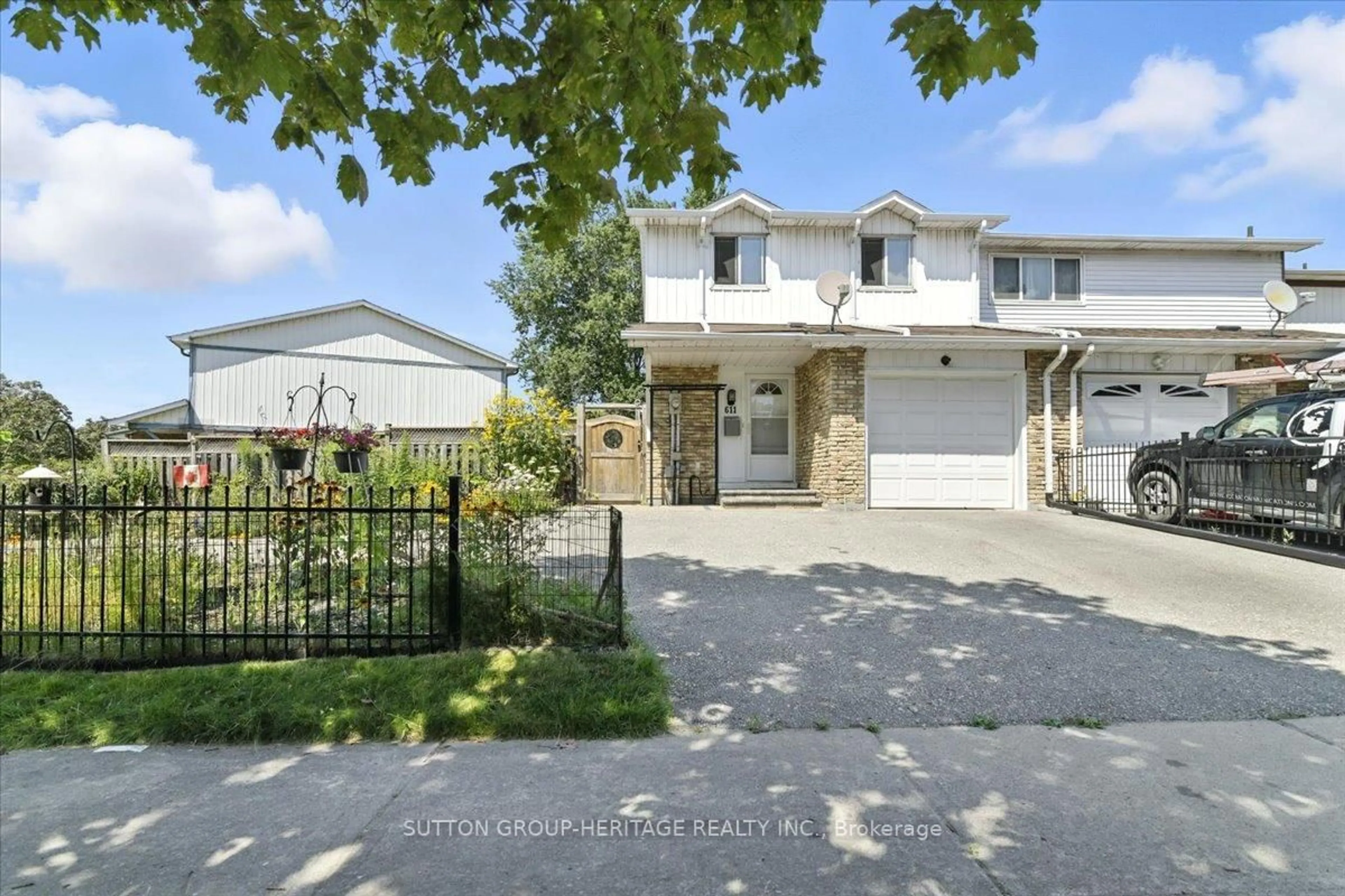 A pic from outside/outdoor area/front of a property/back of a property/a pic from drone, street for 611 Dorchester Dr, Oshawa Ontario L1J 6L3