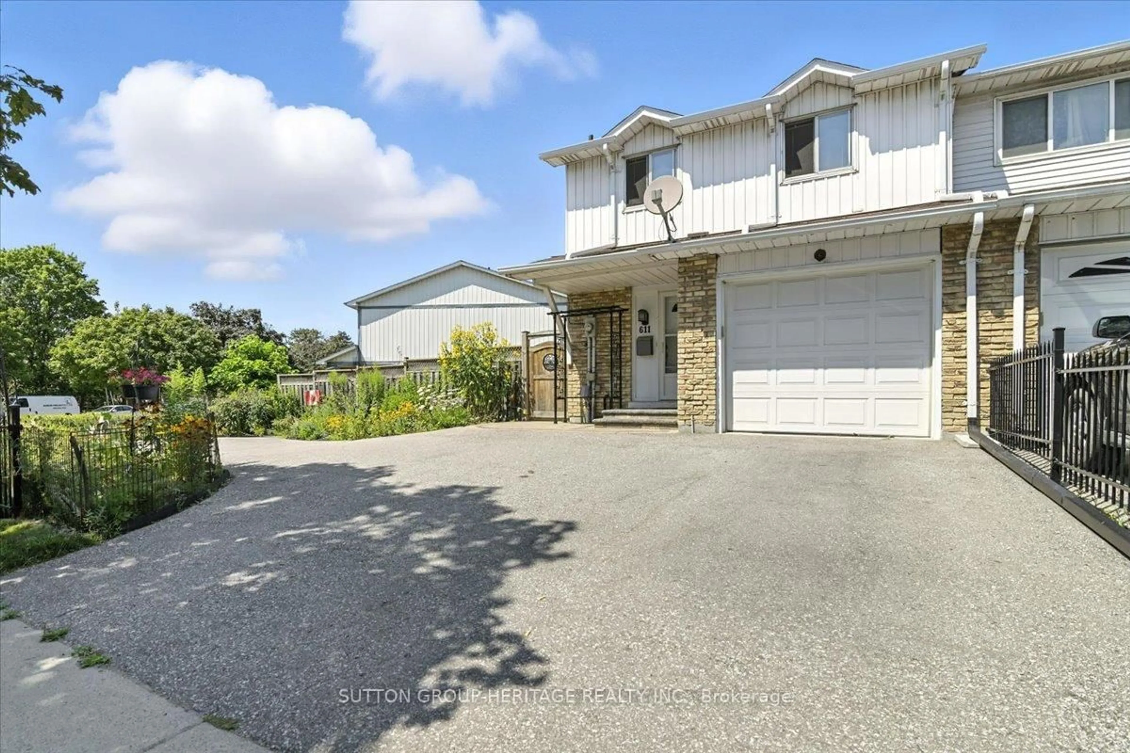 A pic from outside/outdoor area/front of a property/back of a property/a pic from drone, street for 611 Dorchester Dr, Oshawa Ontario L1J 6L3