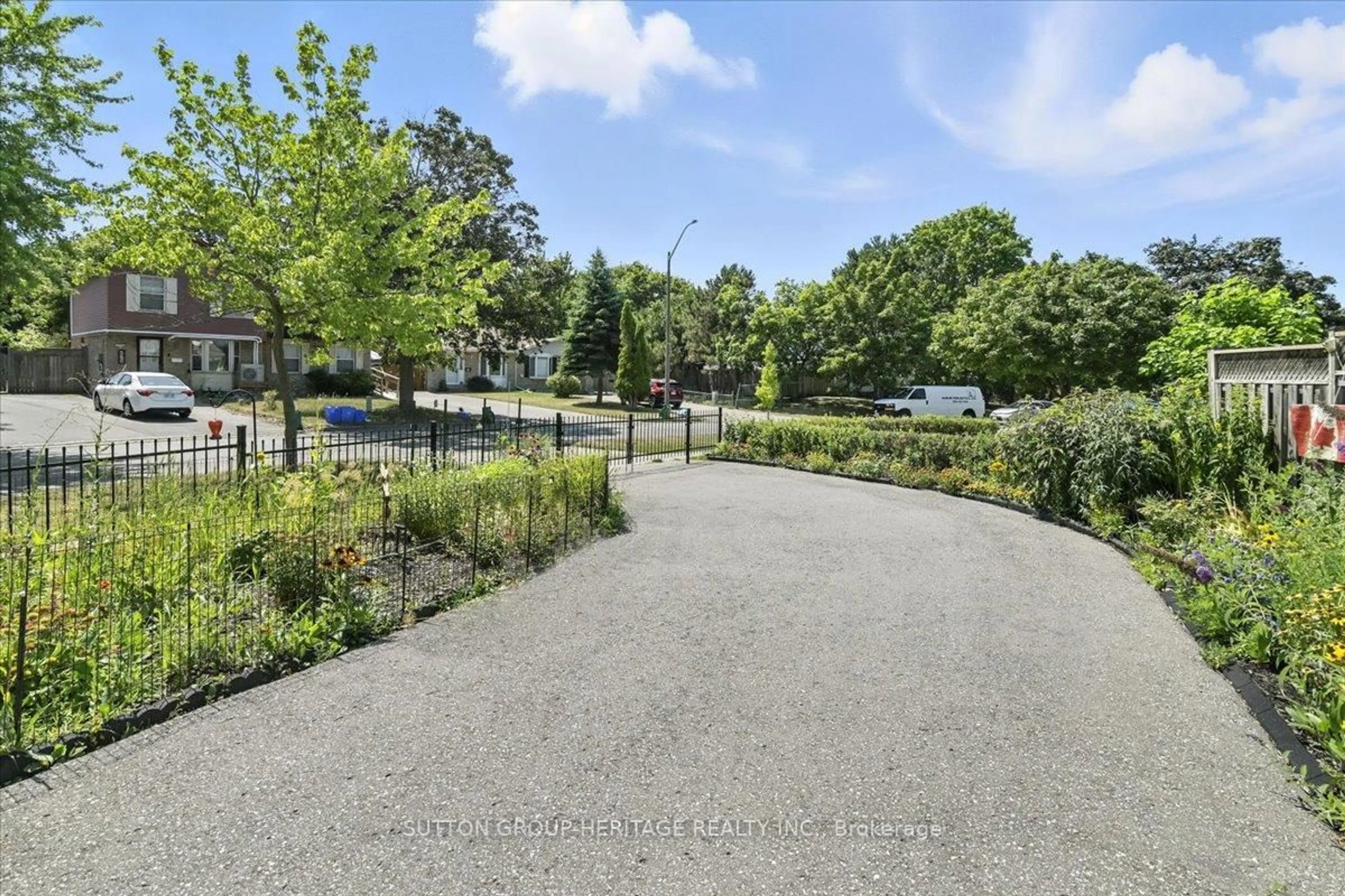 A pic from outside/outdoor area/front of a property/back of a property/a pic from drone, unknown for 611 Dorchester Dr, Oshawa Ontario L1J 6L3