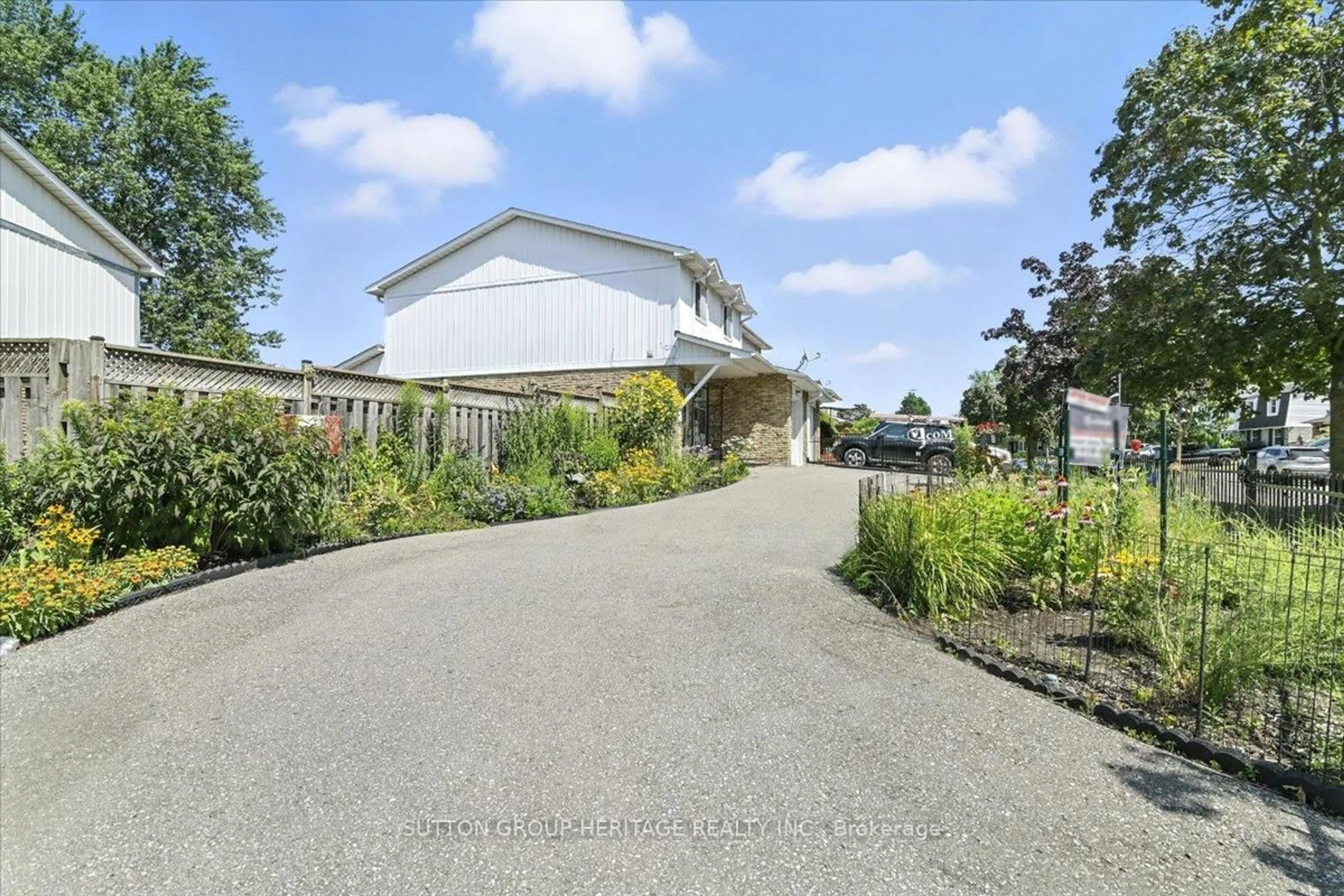 A pic from outside/outdoor area/front of a property/back of a property/a pic from drone, street for 611 Dorchester Dr, Oshawa Ontario L1J 6L3