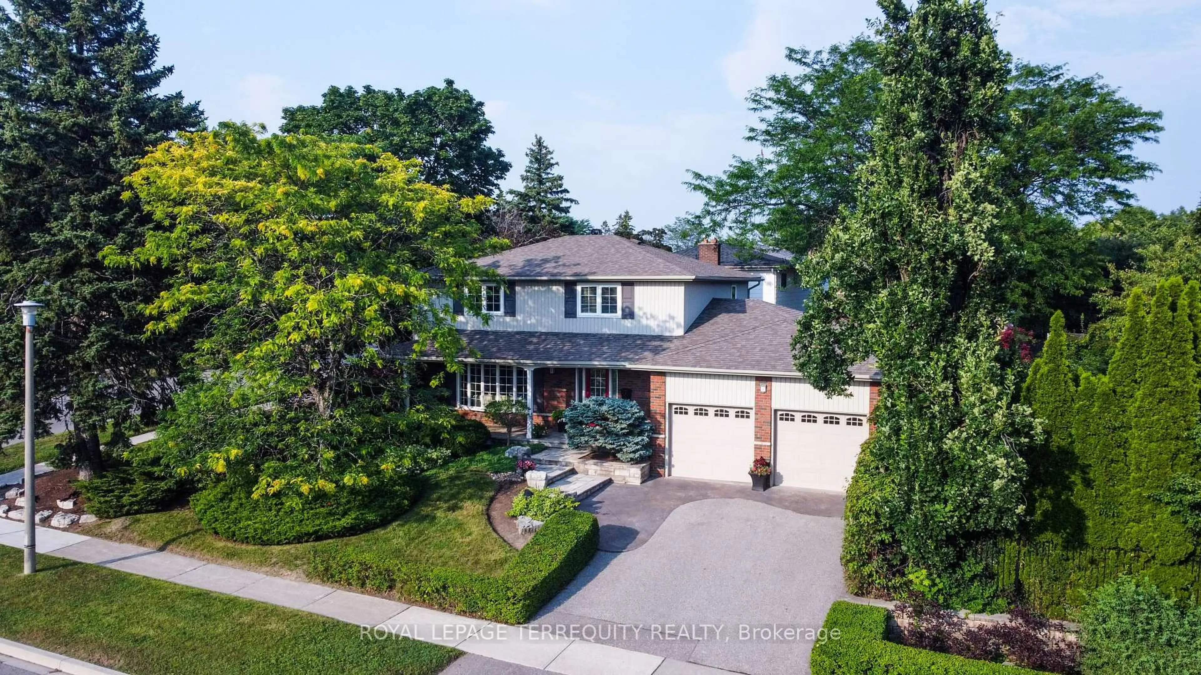 A pic from outside/outdoor area/front of a property/back of a property/a pic from drone, street for 2 Creekwood Dr, Toronto Ontario M1E 4L7