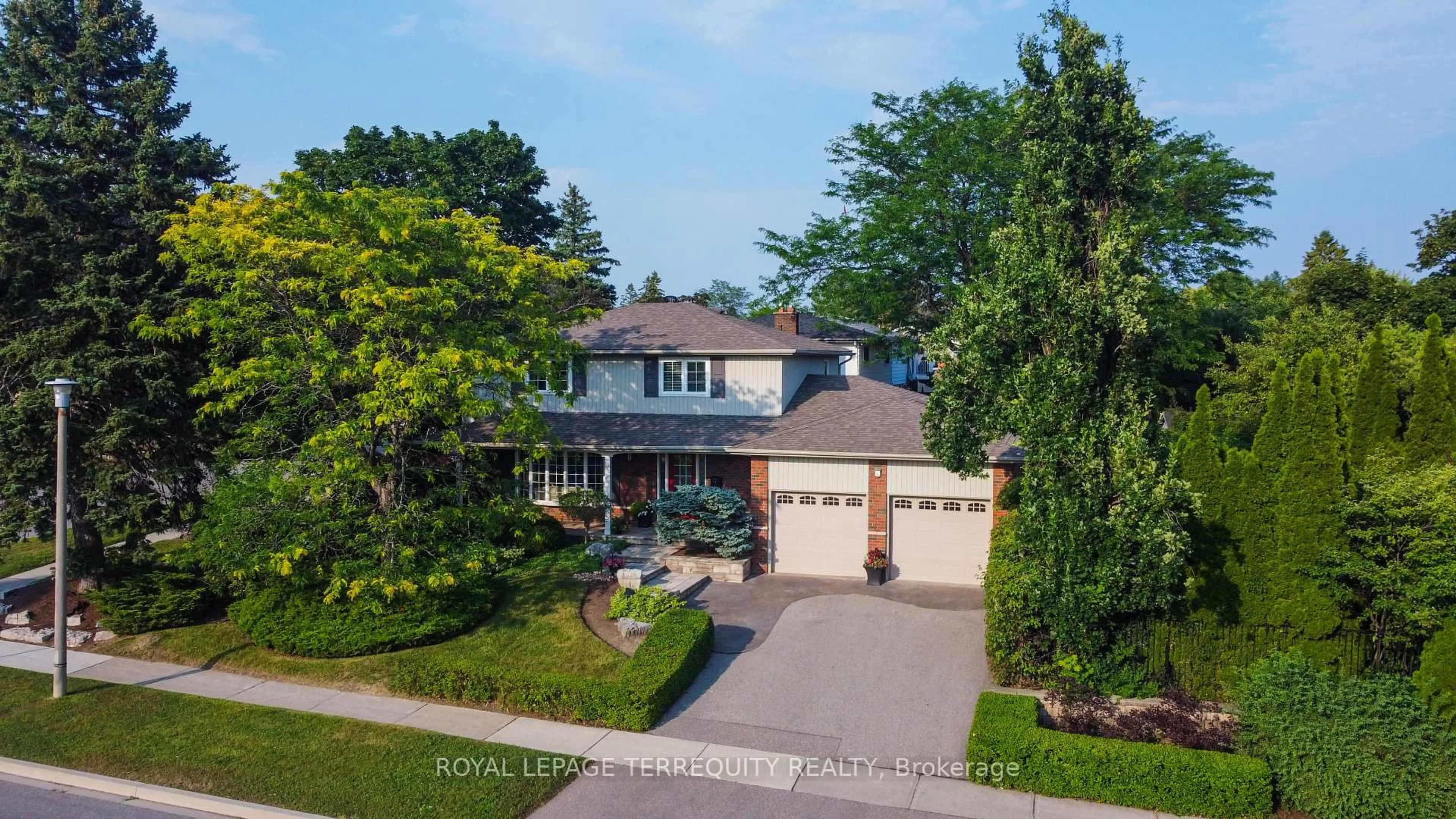 A pic from outside/outdoor area/front of a property/back of a property/a pic from drone, street for 2 Creekwood Dr, Toronto Ontario M1E 4L7