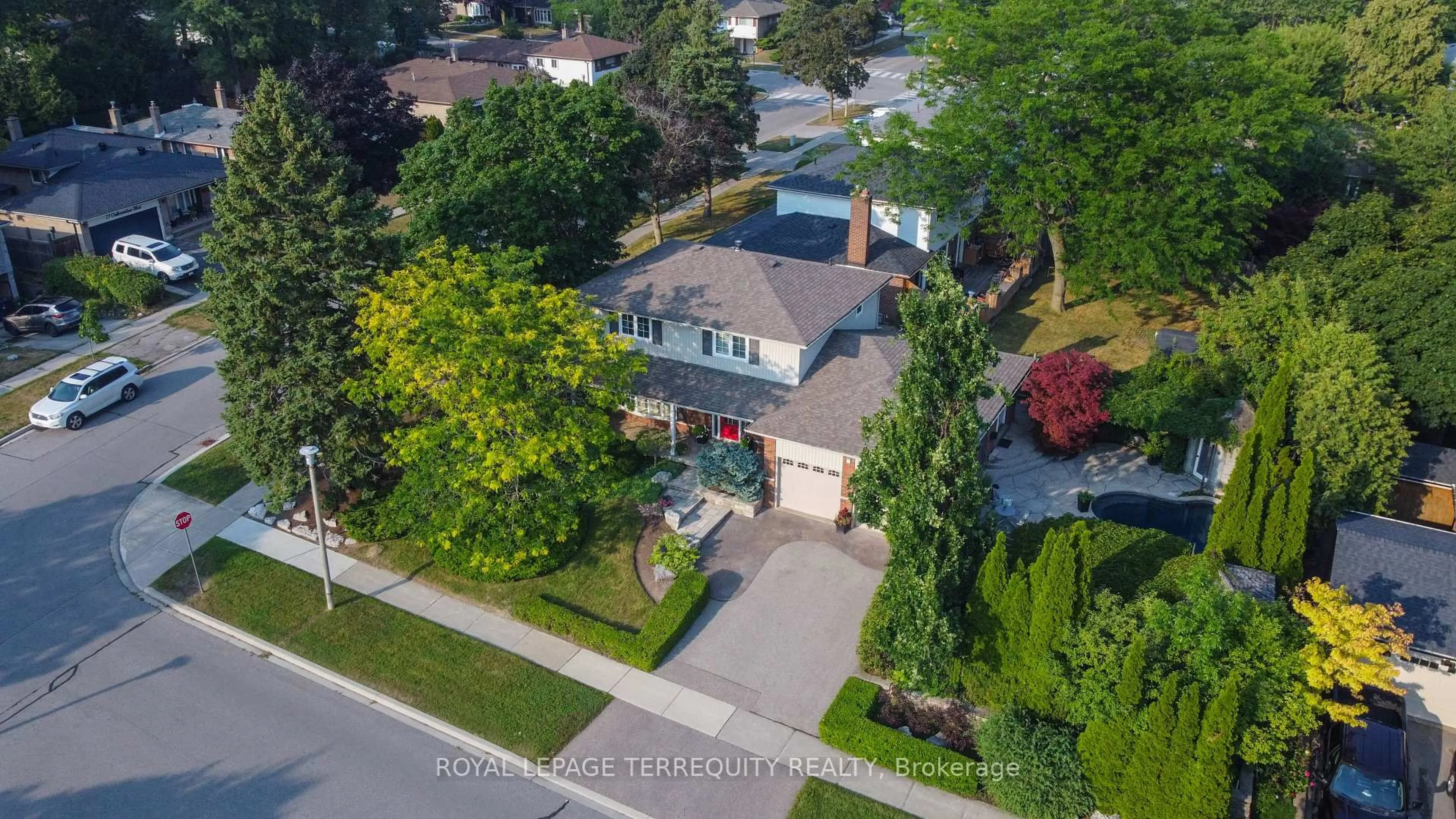 A pic from outside/outdoor area/front of a property/back of a property/a pic from drone, street for 2 Creekwood Dr, Toronto Ontario M1E 4L7