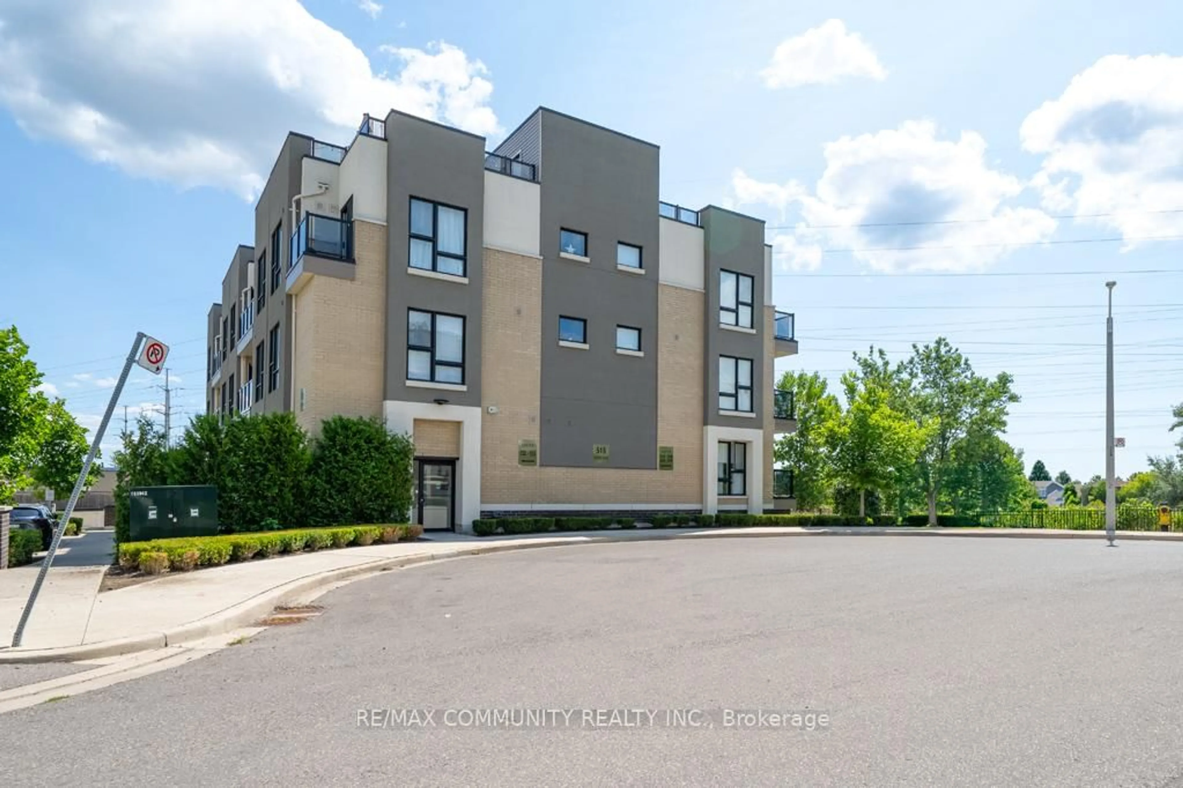 A pic from outside/outdoor area/front of a property/back of a property/a pic from drone, building for 515 Kingbird Grve #234, Toronto Ontario M1B 0E4