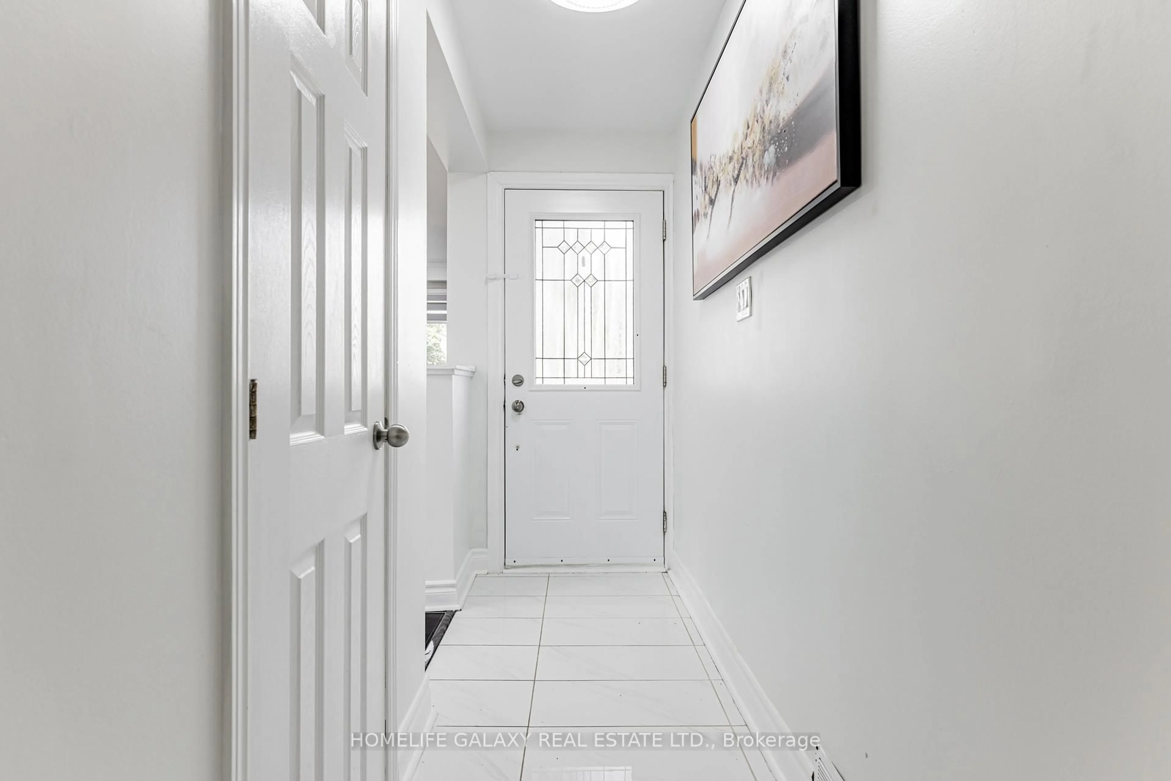Indoor entryway for 133 Lupin Dr, Whitby Ontario L1N 1X9