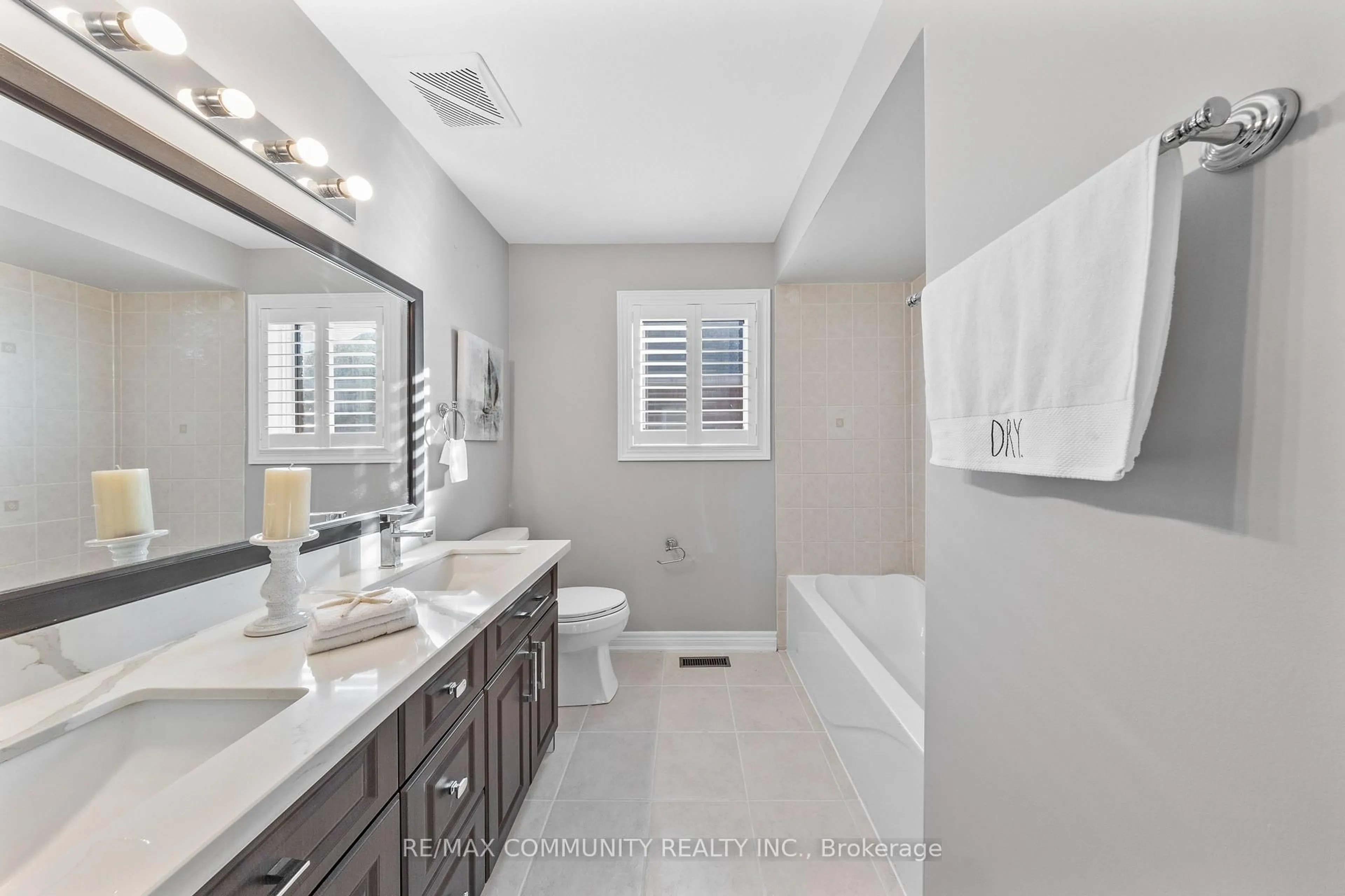 Contemporary bathroom, ceramic/tile floor for 117 Sleepy Hollow Pl, Whitby Ontario L1R 0E4