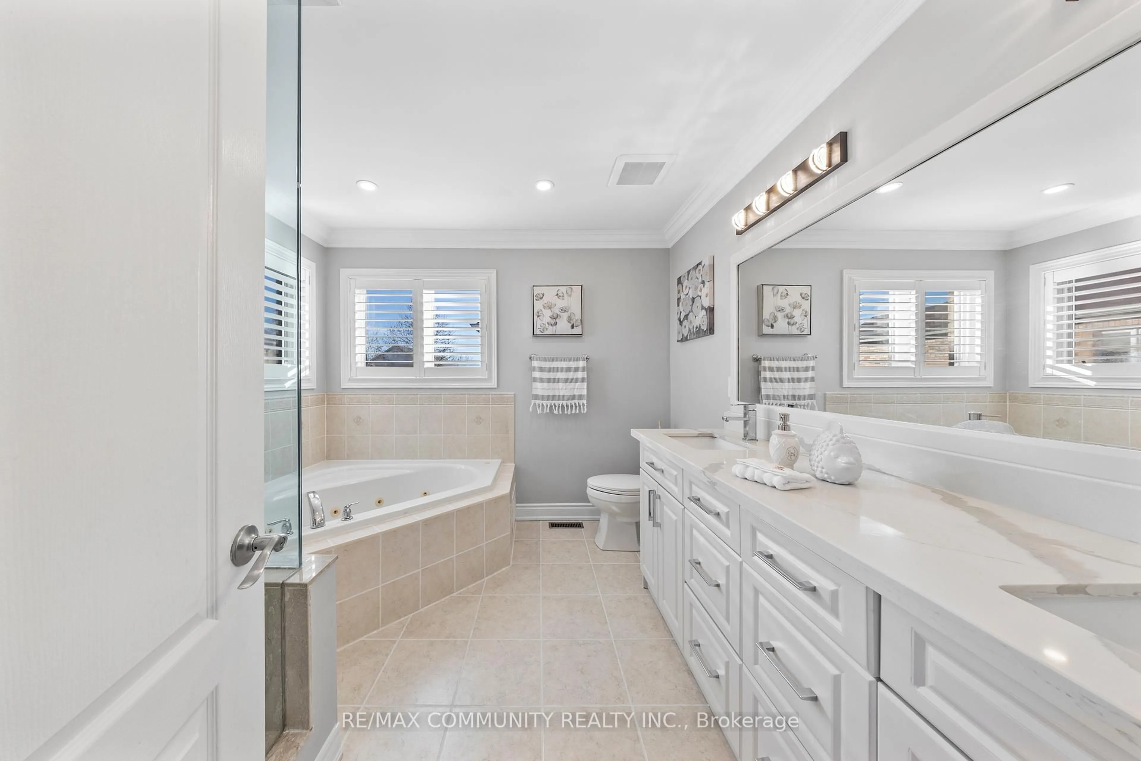 Contemporary bathroom, ceramic/tile floor for 117 Sleepy Hollow Pl, Whitby Ontario L1R 0E4