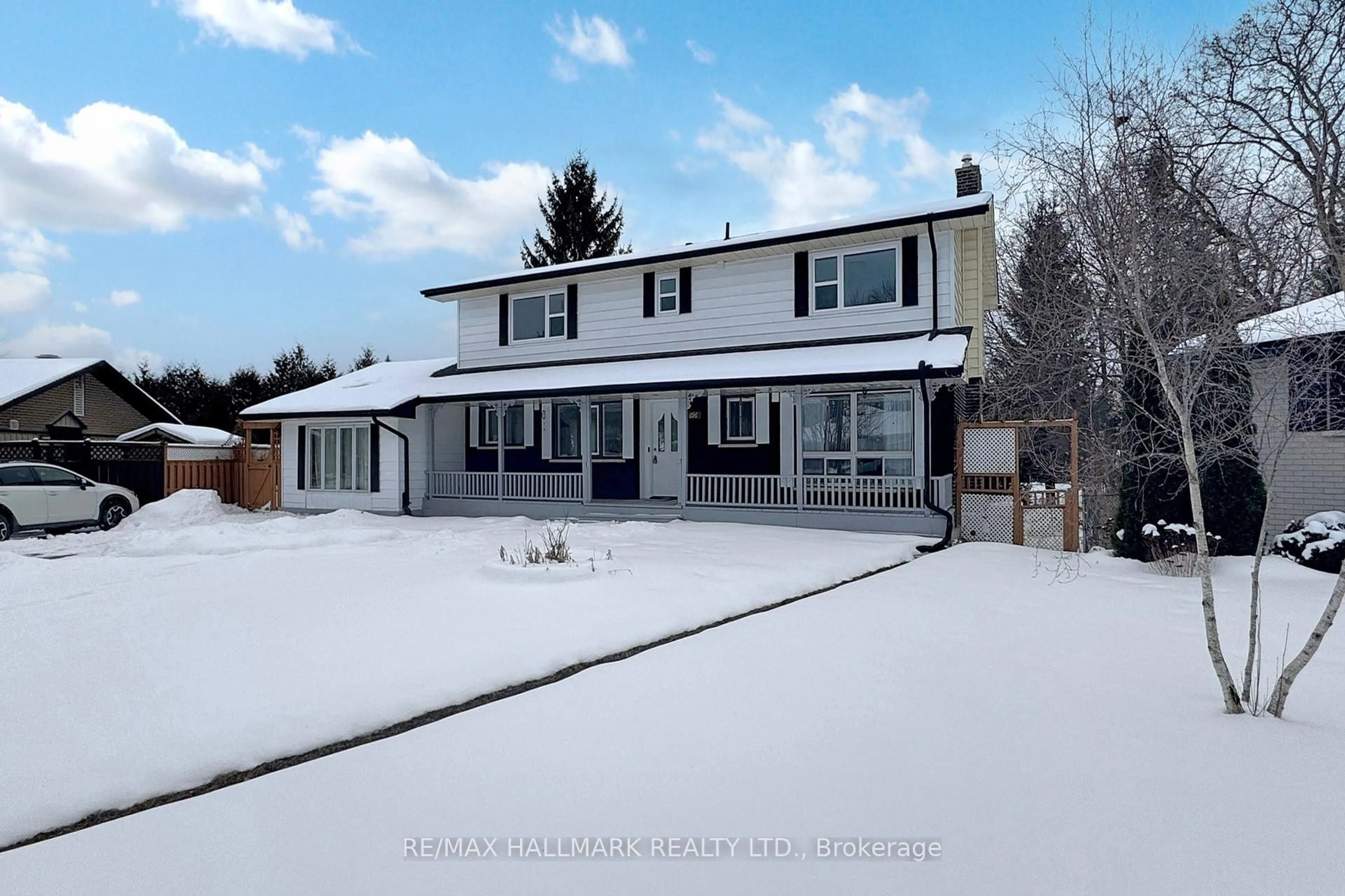 A pic from outside/outdoor area/front of a property/back of a property/a pic from drone, street for 696 Jasmine Cres, Oshawa Ontario L1G 3C3