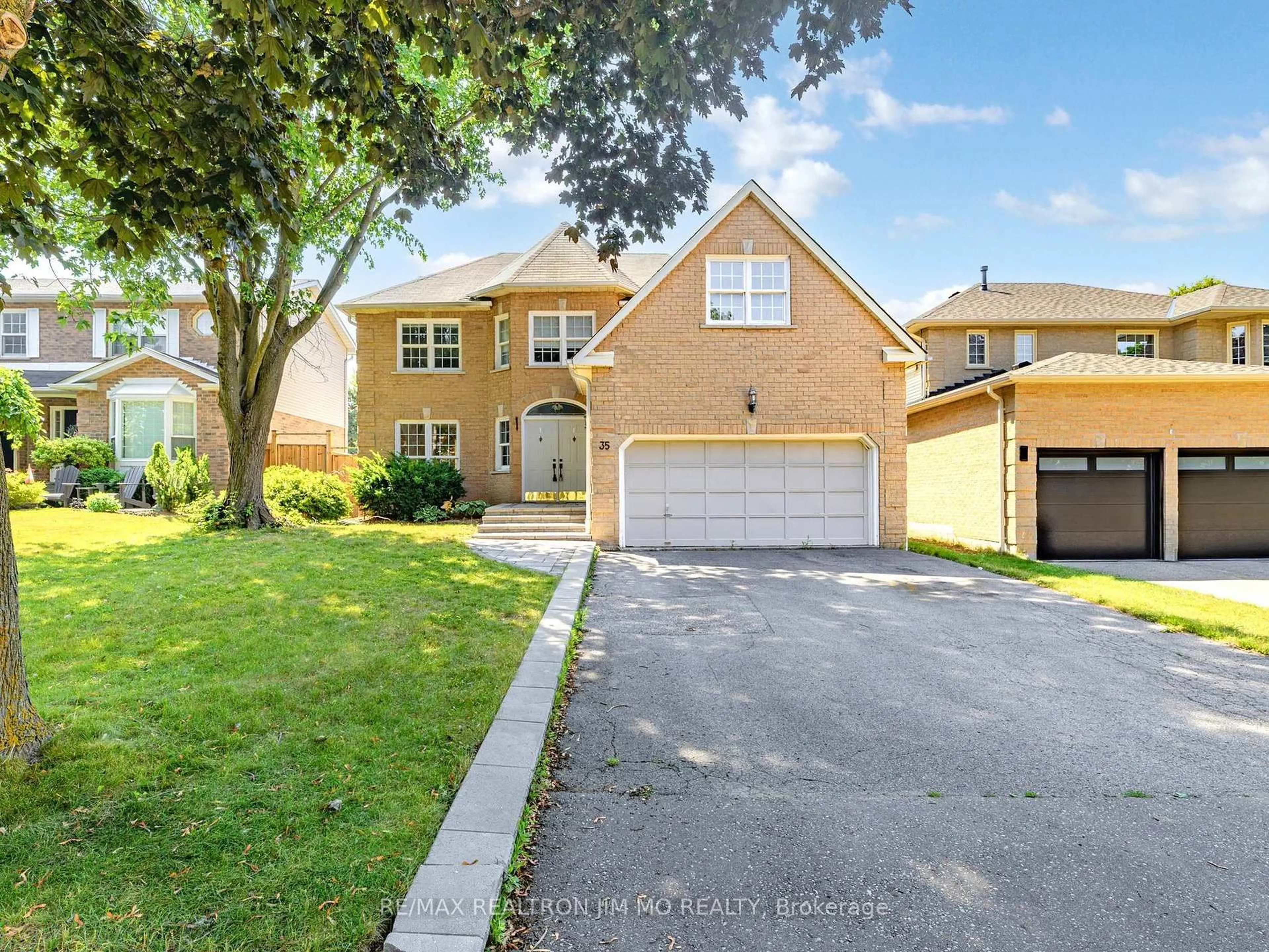 A pic from outside/outdoor area/front of a property/back of a property/a pic from drone, street for 35 Flint Cres, Whitby Ontario L1R 1K1