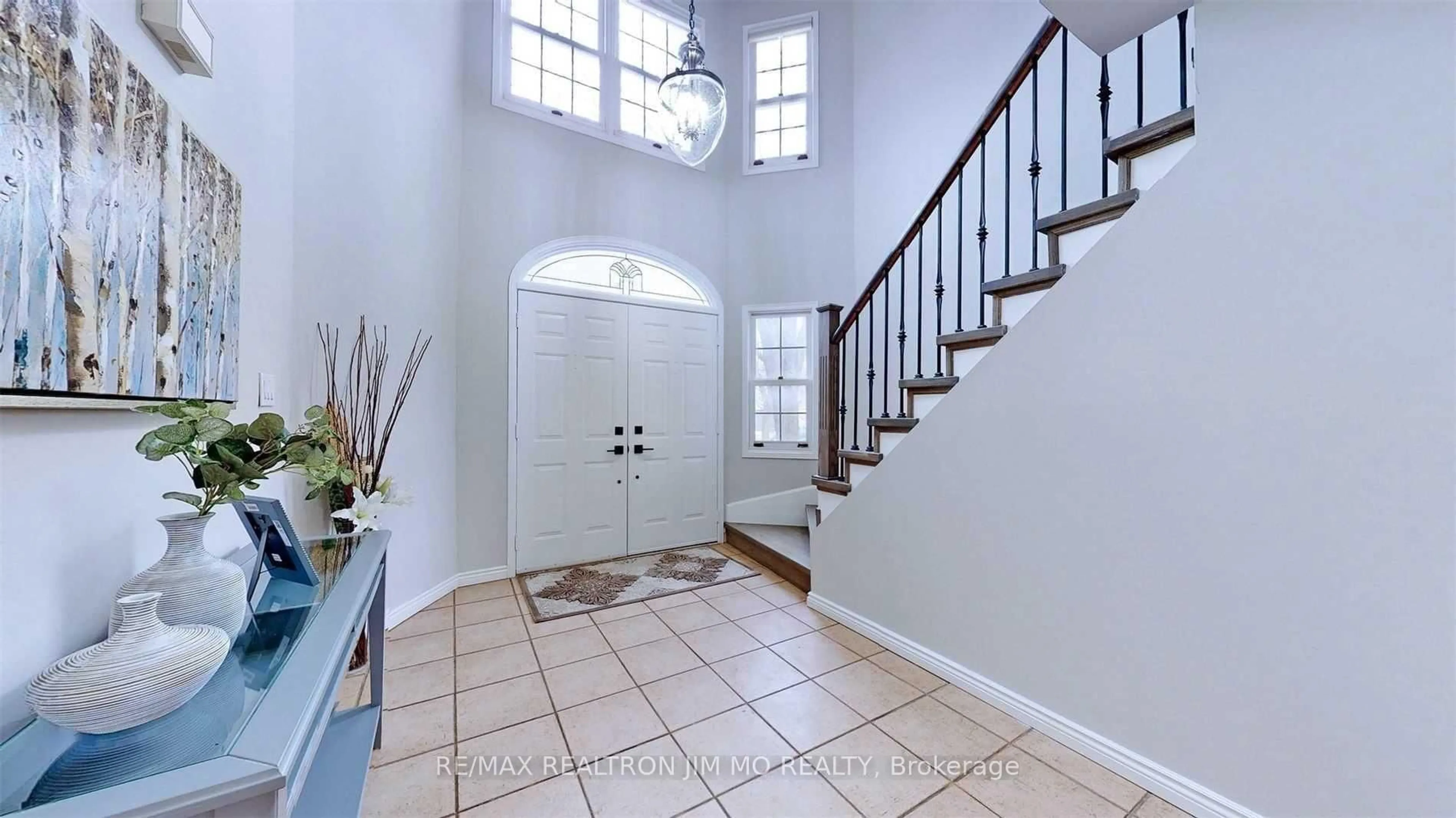 Indoor entryway for 35 Flint Cres, Whitby Ontario L1R 1K1