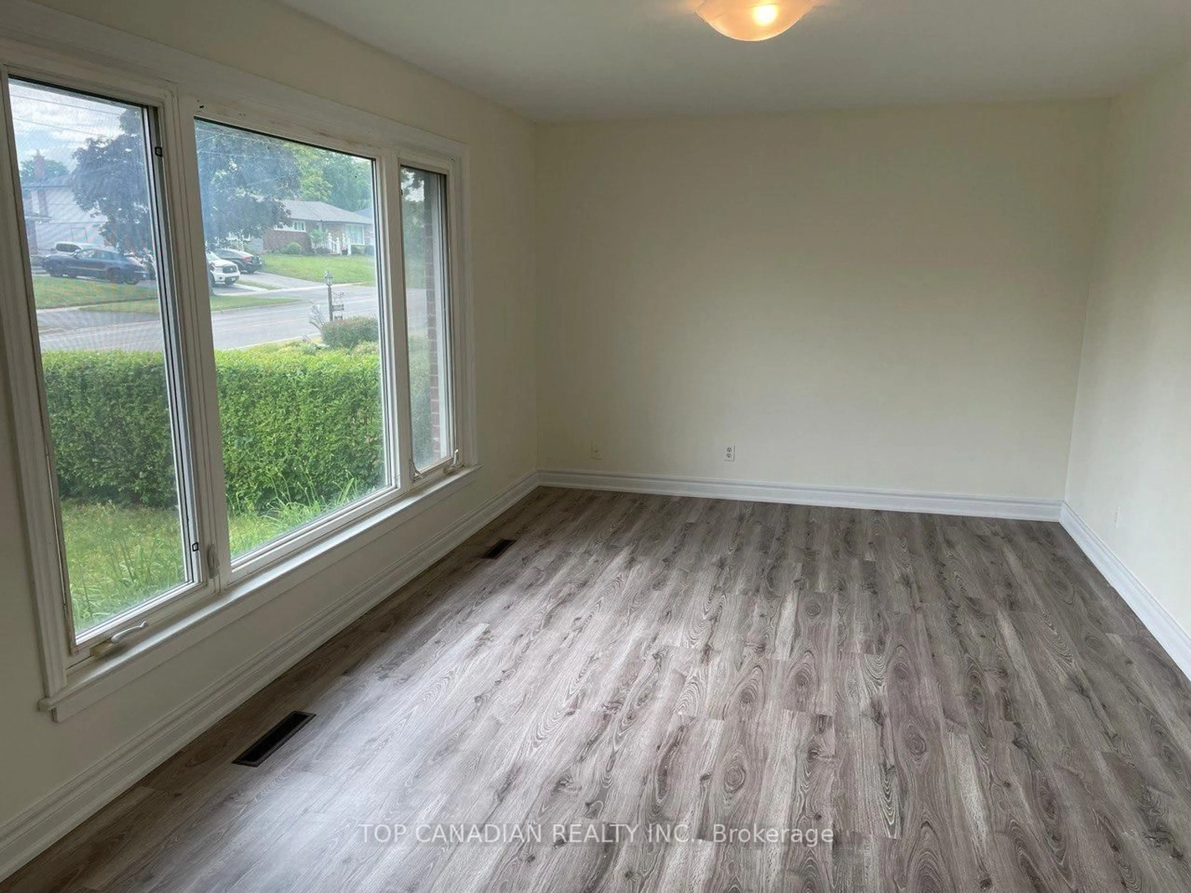A pic of a room for 599 Gibbons St, Oshawa Ontario L1J 4Z7