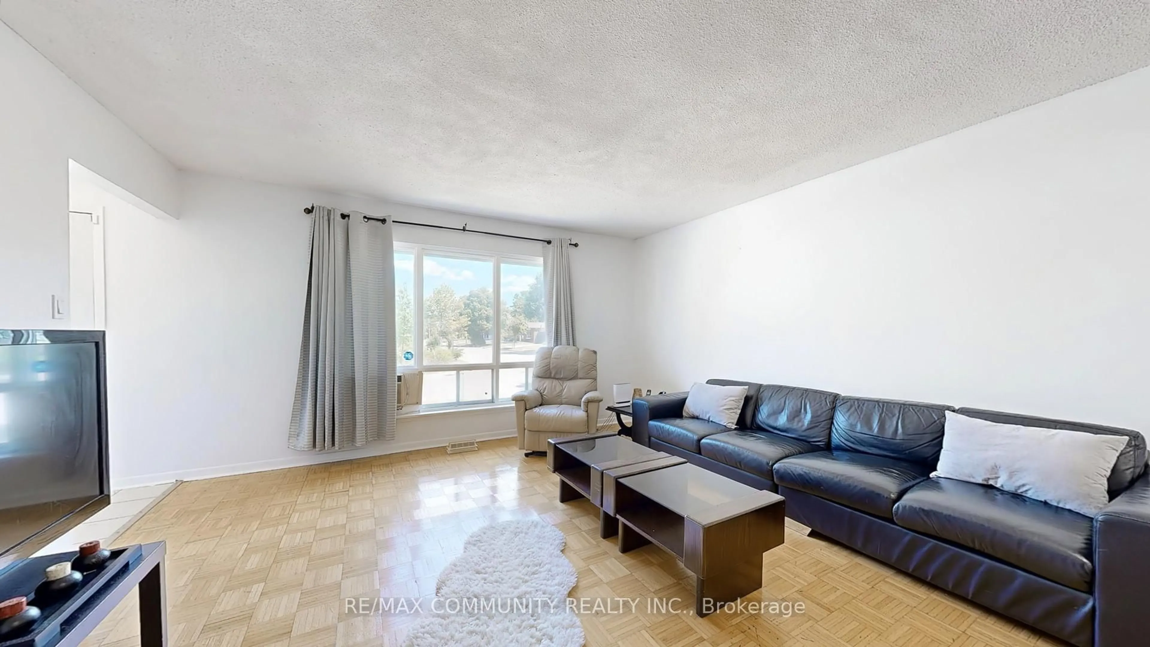 Living room with furniture, unknown for 7 Gemshaw Cres, Toronto Ontario M1B 1L3