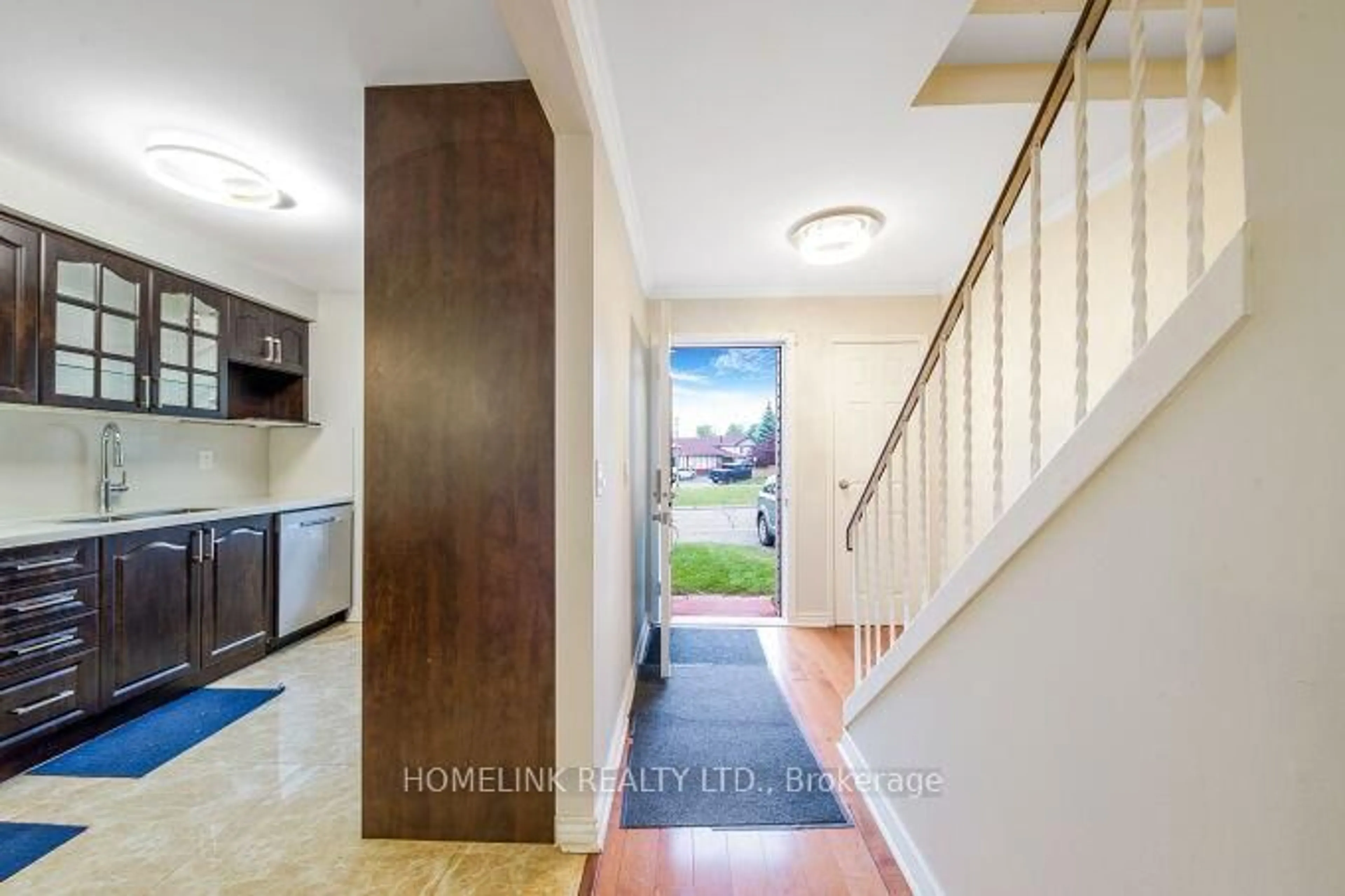Indoor entryway for 415 Chandos Crt, Oshawa Ontario L1J 6R1