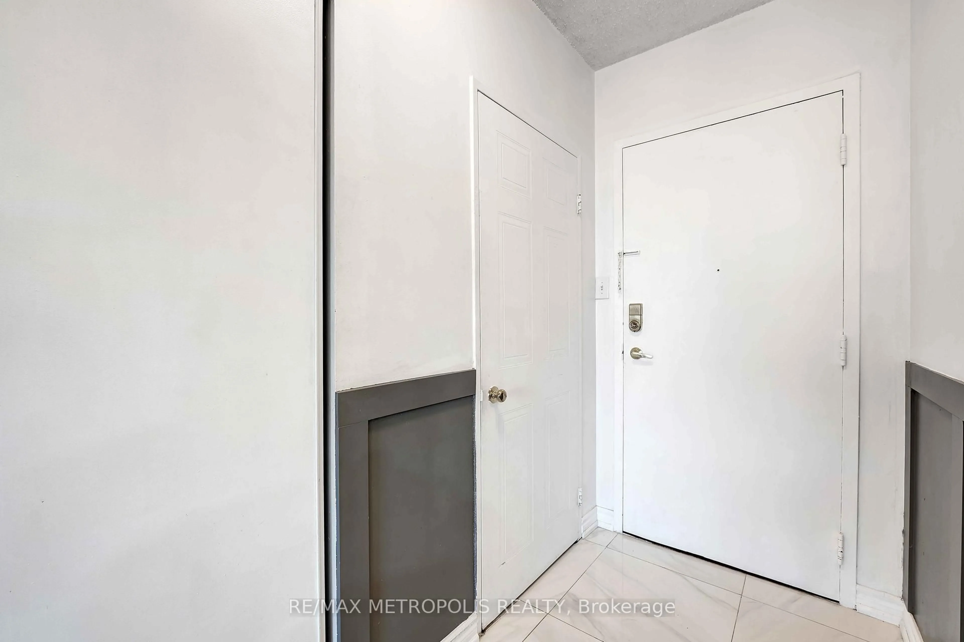 Indoor entryway for 410 Mclevin Ave #1011, Toronto Ontario M1B 5J5
