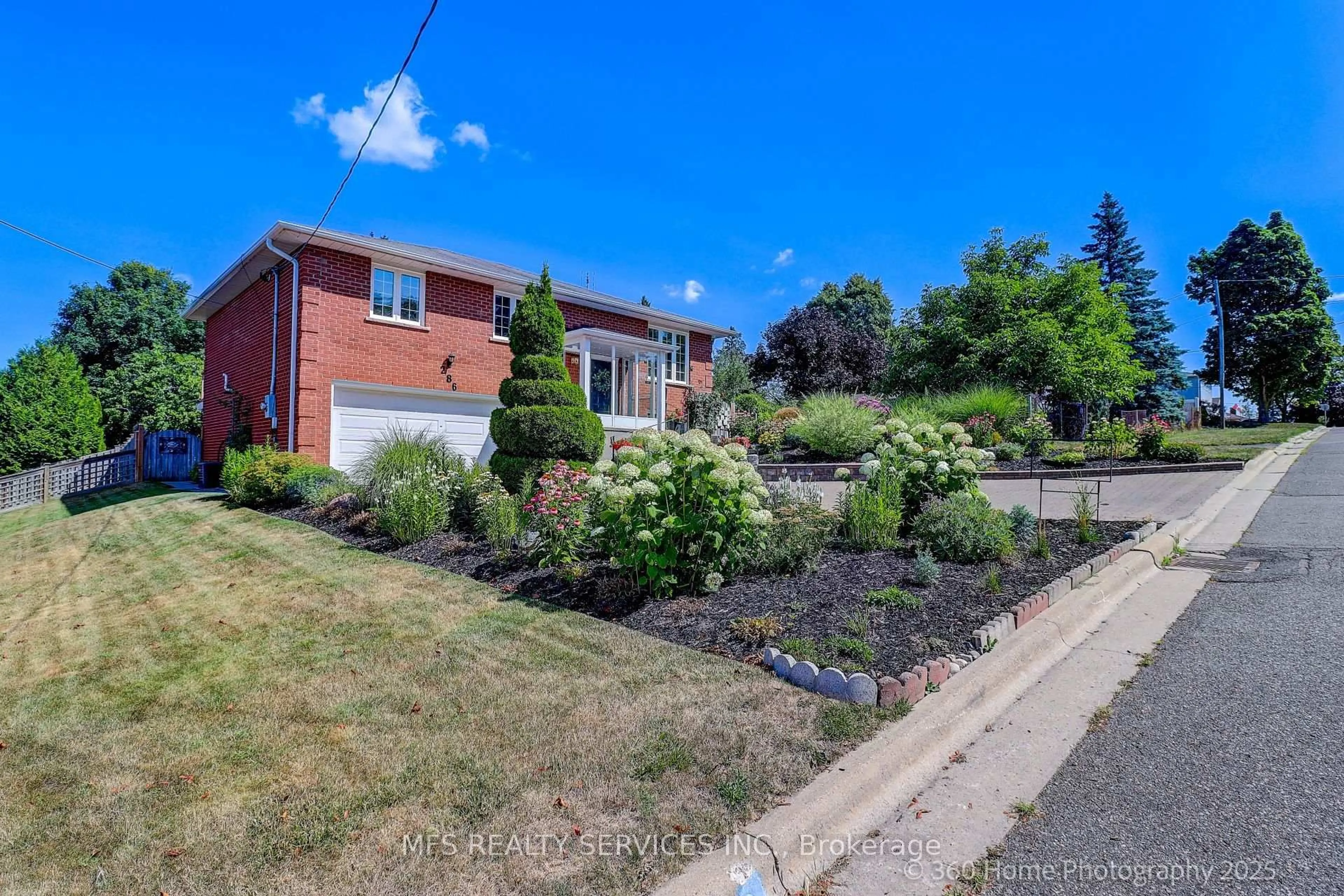 A pic from outside/outdoor area/front of a property/back of a property/a pic from drone, street for 286 Seneca Ave, Oshawa Ontario L1G 3V8