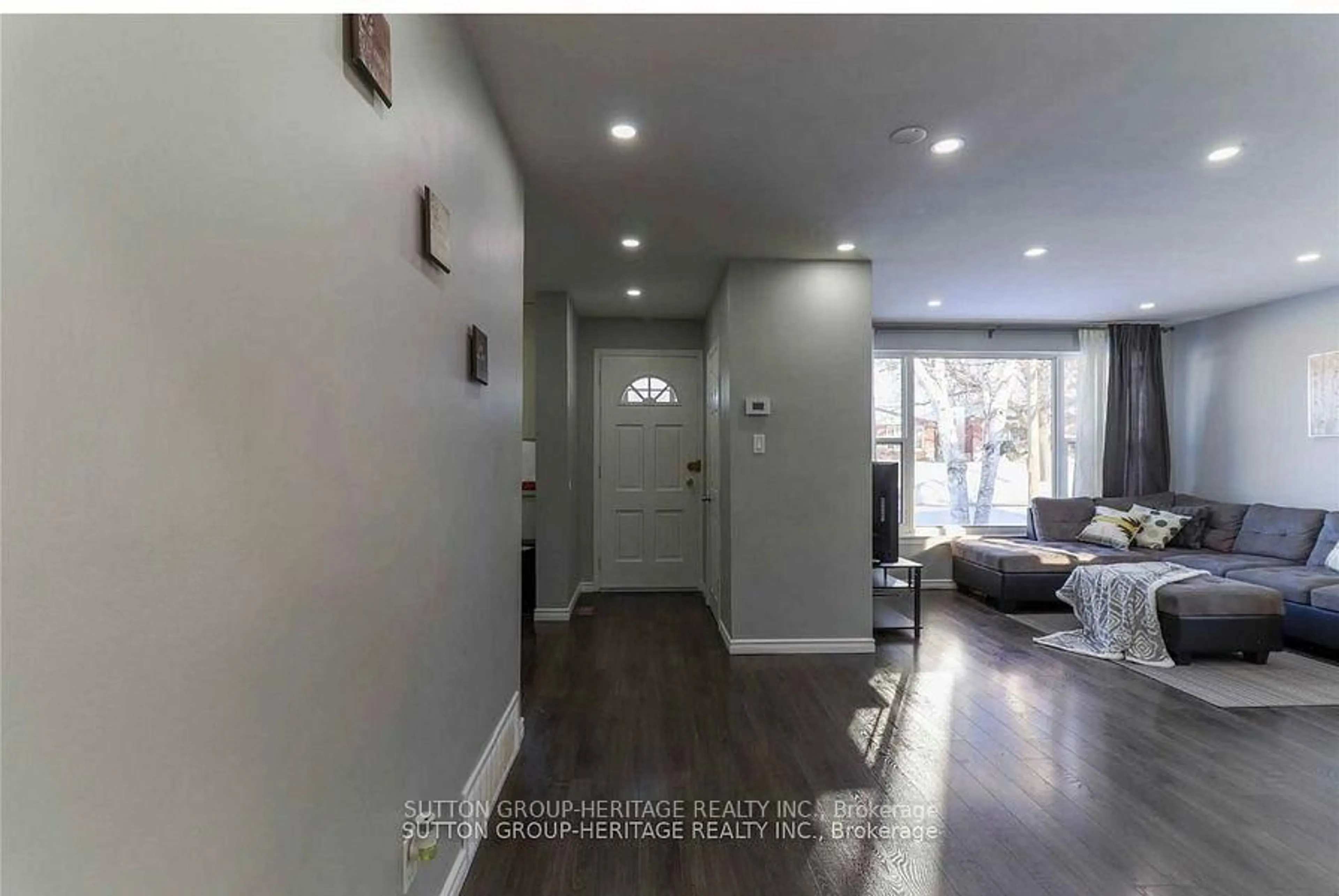 Indoor entryway for 631 Shakespeare Ave, Oshawa Ontario L1H 3H8