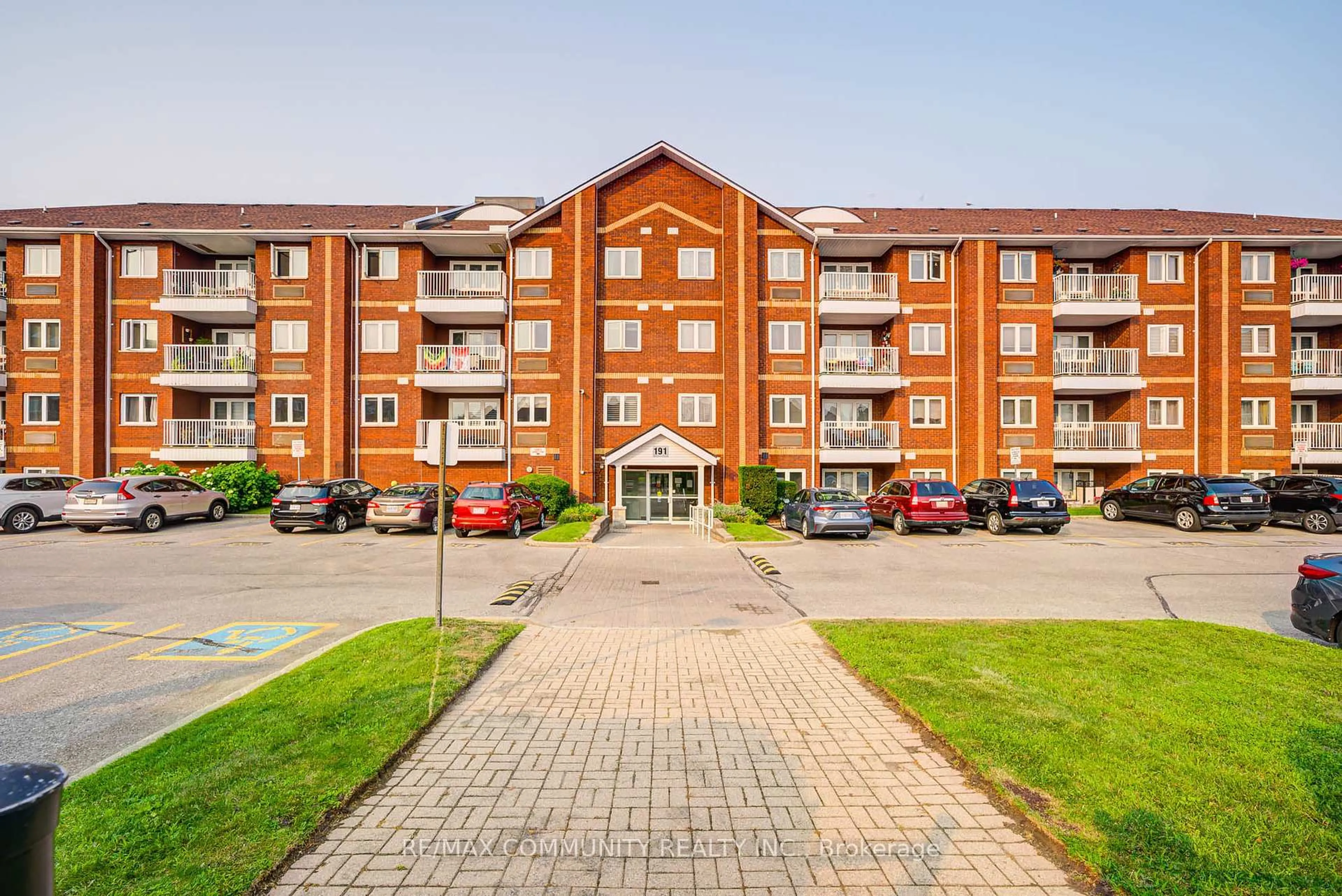 A pic from outside/outdoor area/front of a property/back of a property/a pic from drone, building for 191 Lake Driveway Dr #304, Ajax Ontario L1S 7H9
