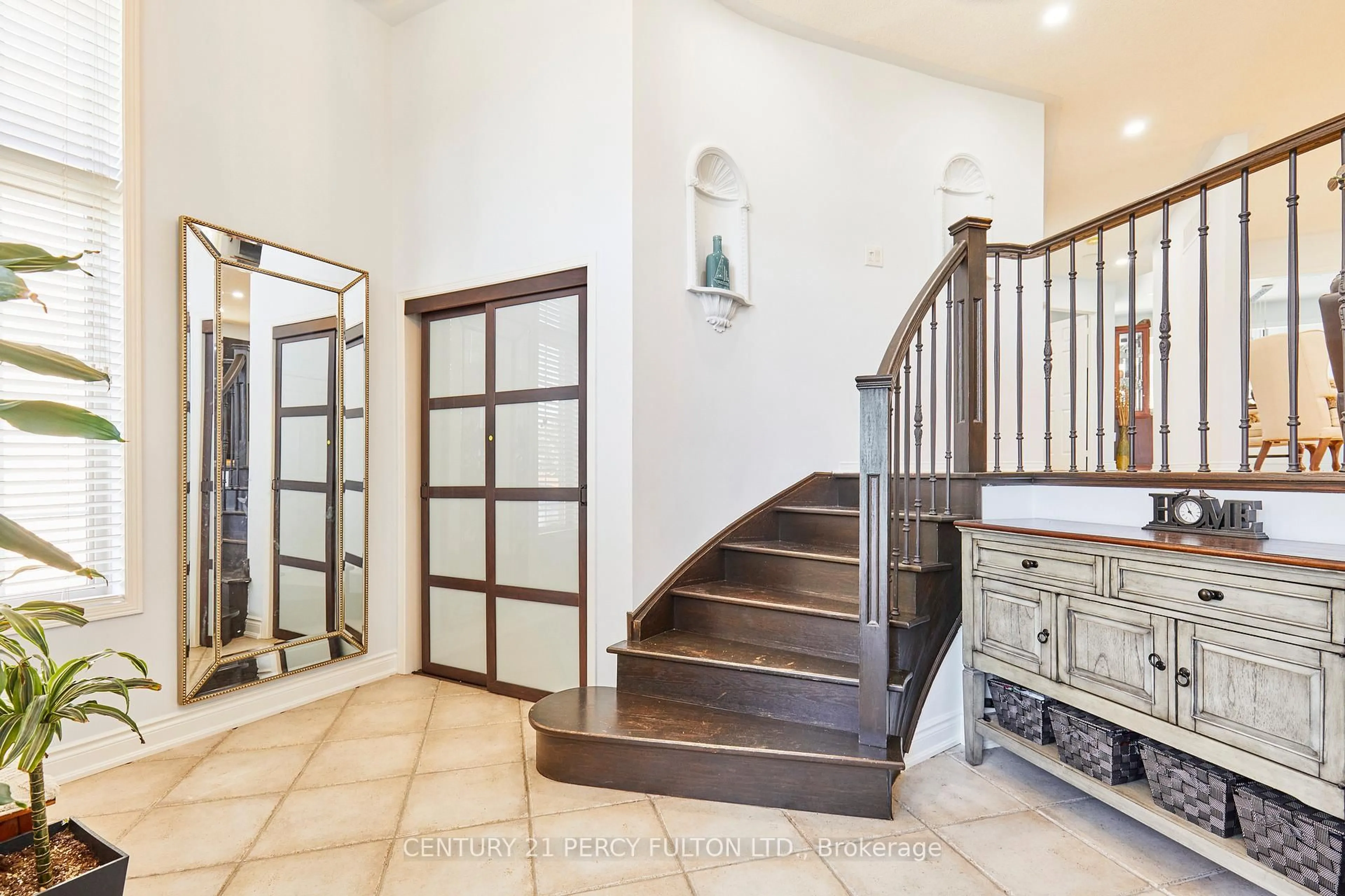 Indoor foyer for 483 Ormond Dr, Oshawa Ontario L1K 2L8