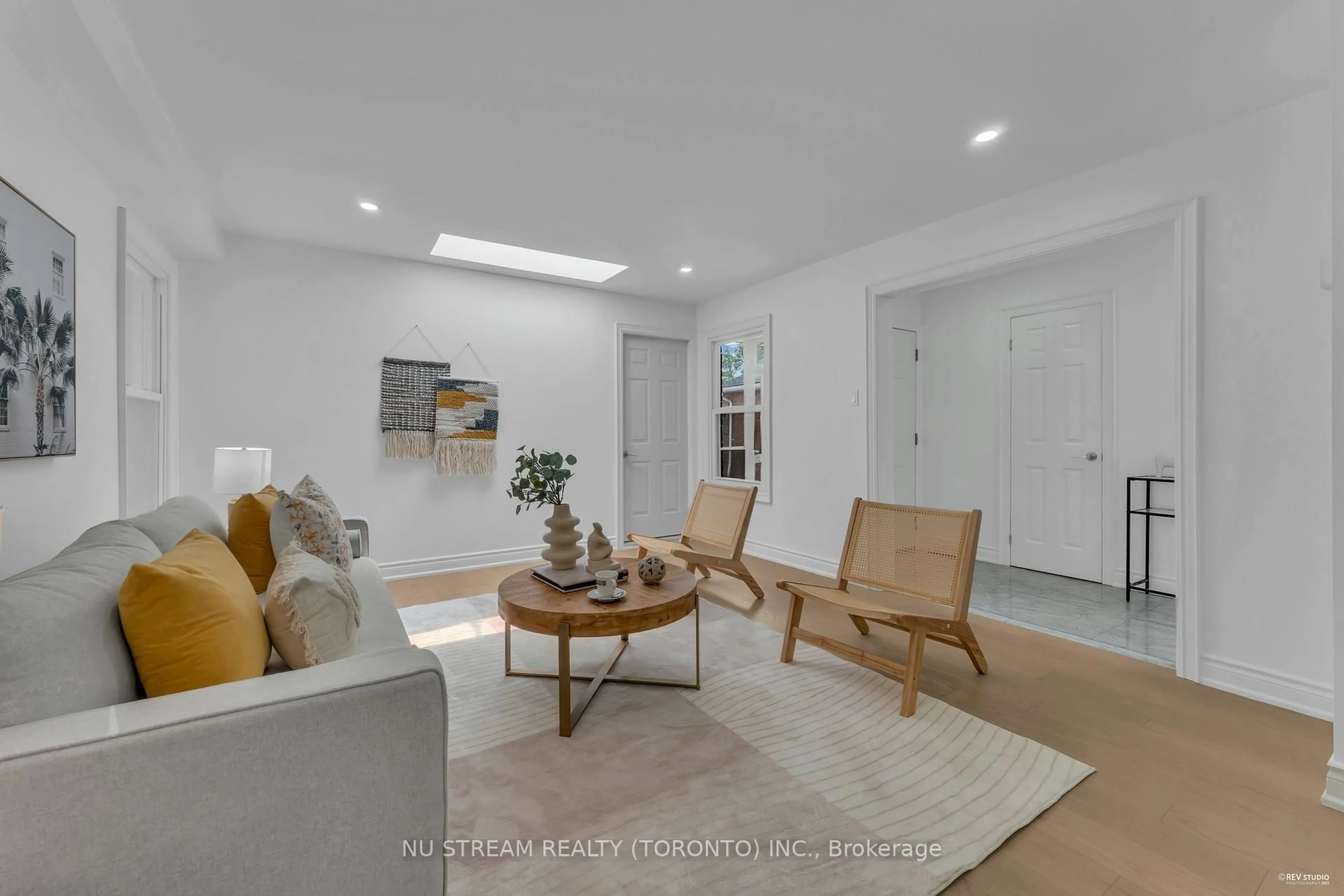 Living room with furniture, unknown for 26 Silbury Dr, Toronto Ontario M1V 2P3