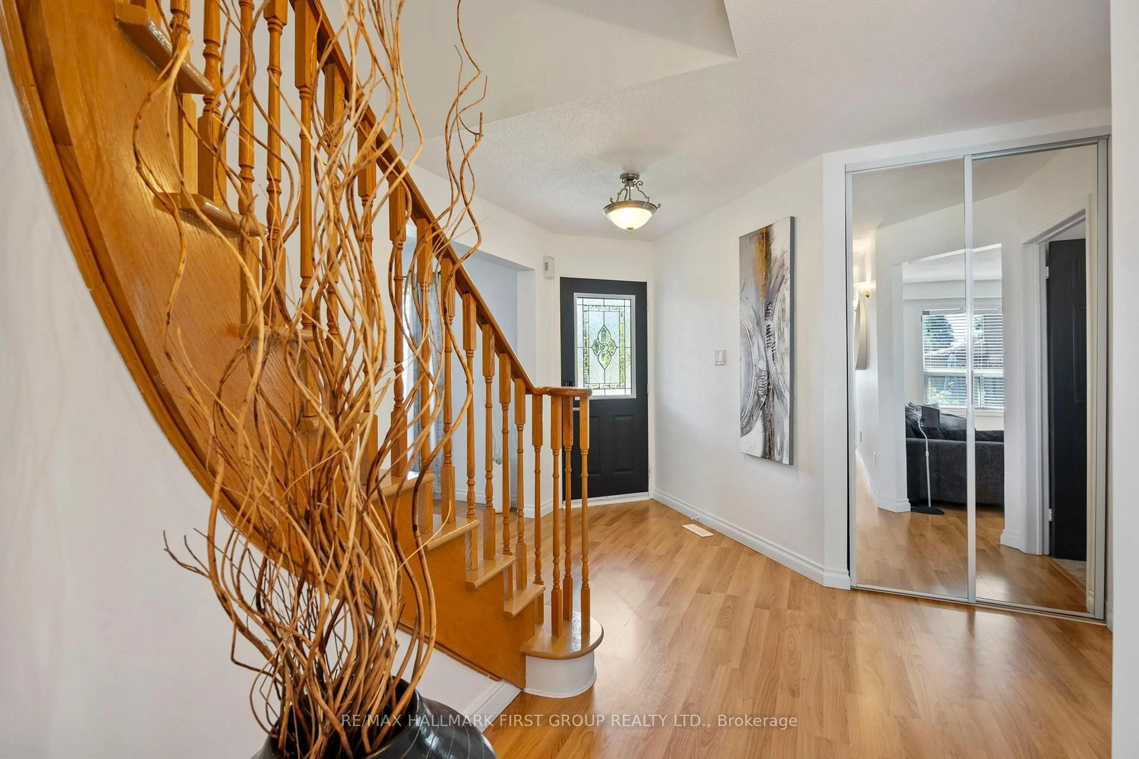 Indoor entryway for 111 Clayton Cres, Clarington Ontario L1C 4P2