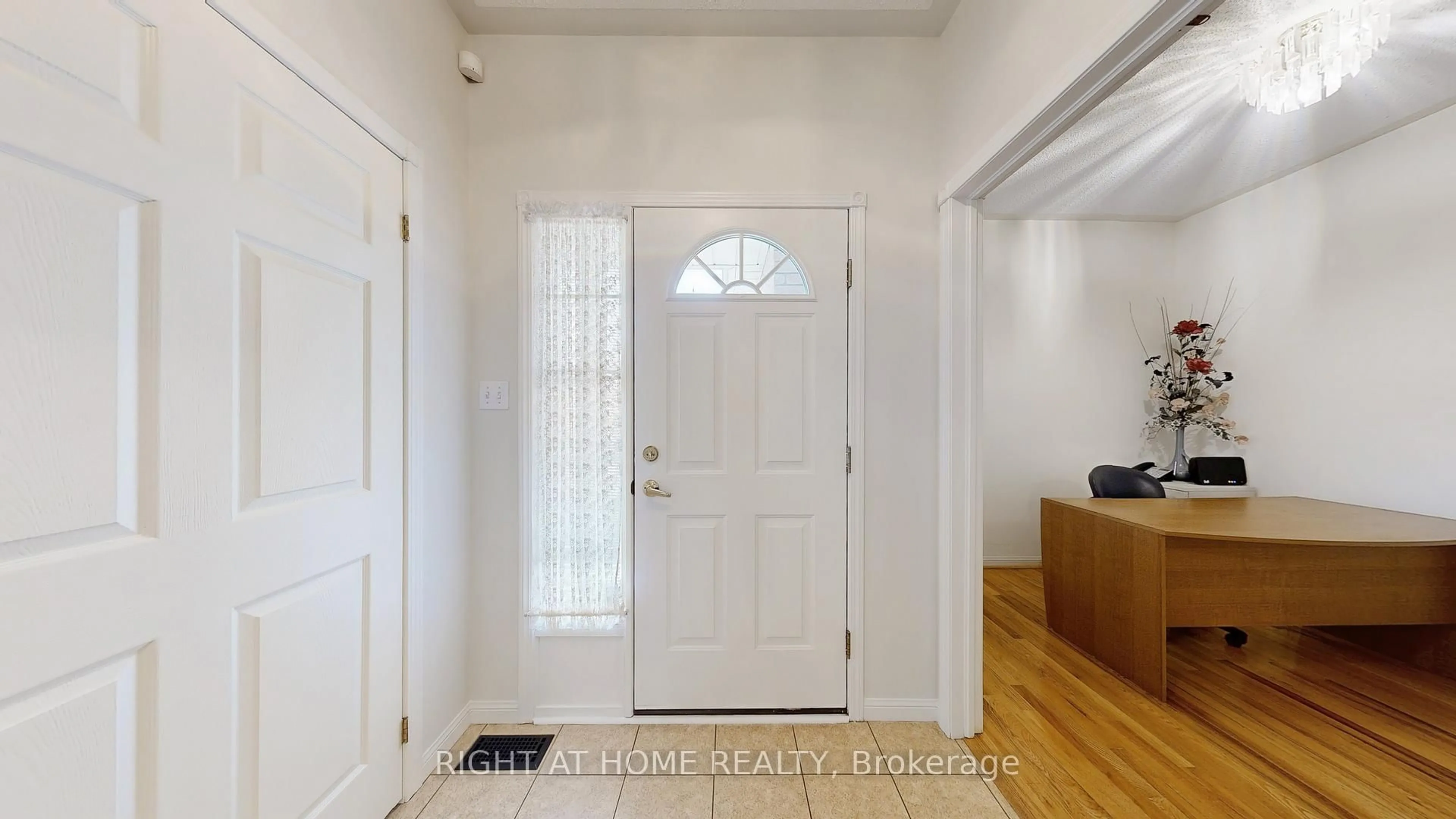 Indoor entryway for 1111 Wilson Rd #51, Oshawa Ontario L1G 8C2