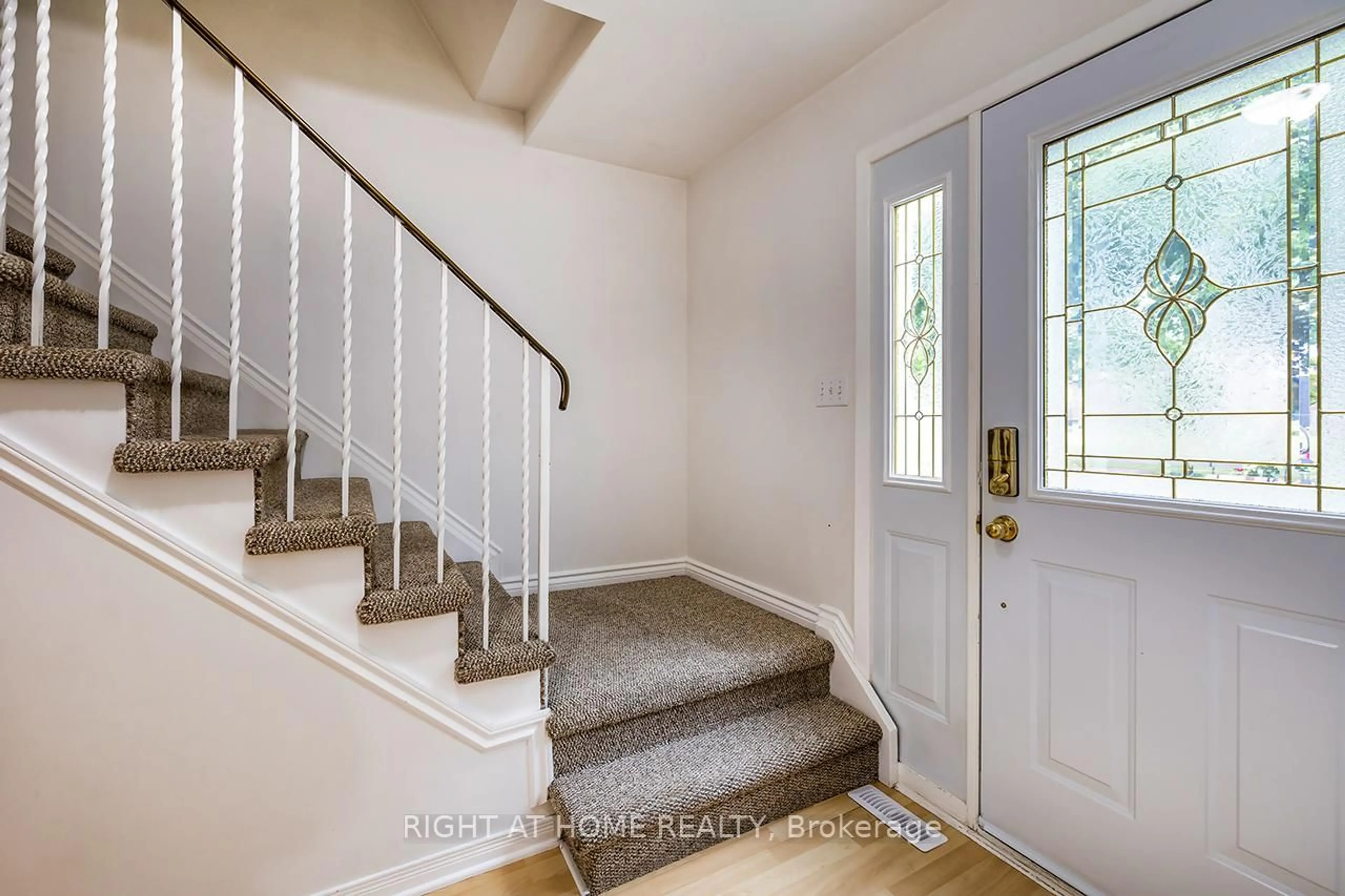 Indoor entryway for 474 Lanark Dr, Oshawa Ontario L1J 6H7