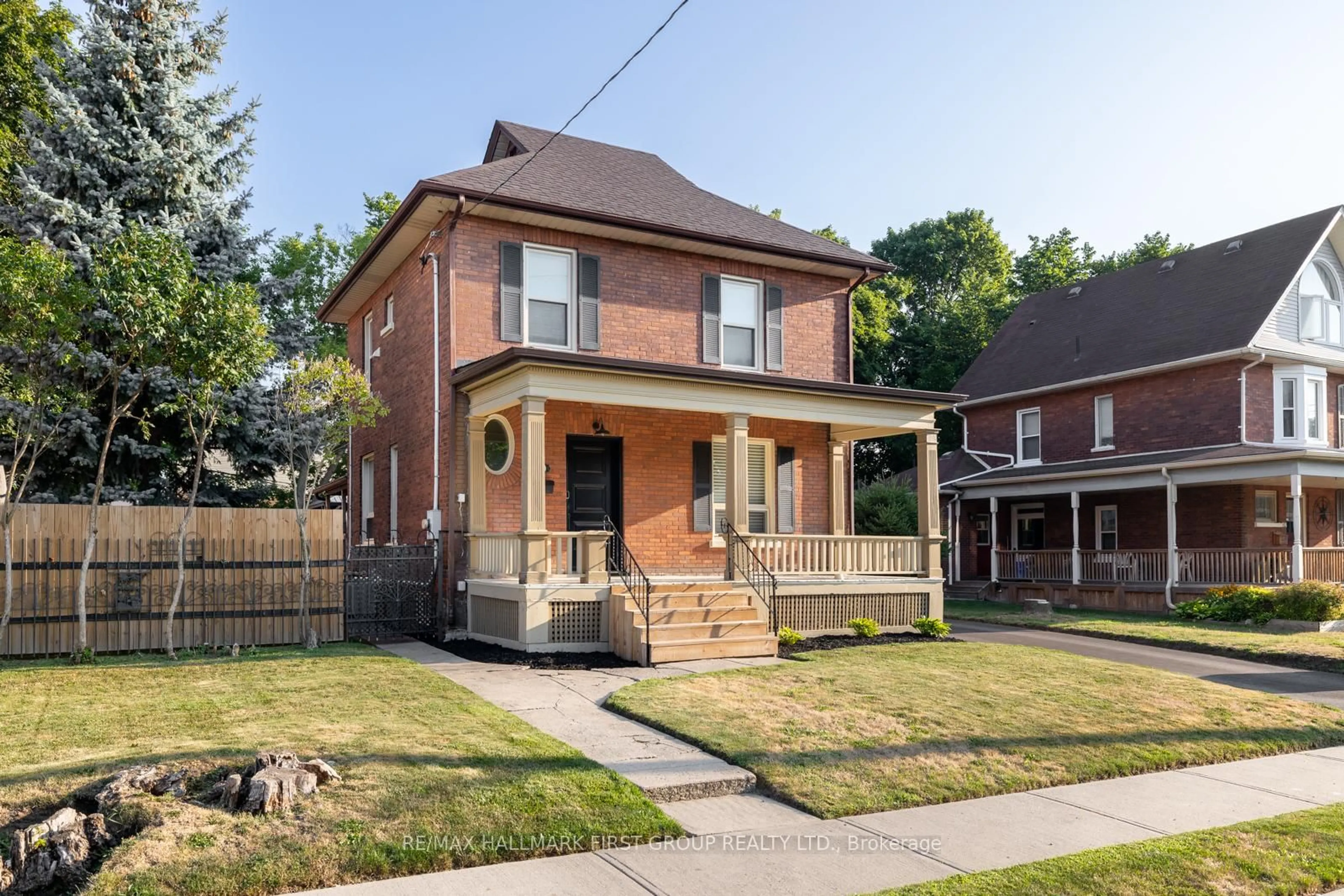 Home with brick exterior material, street for 106 Elgin St, Oshawa Ontario L1G 1T3
