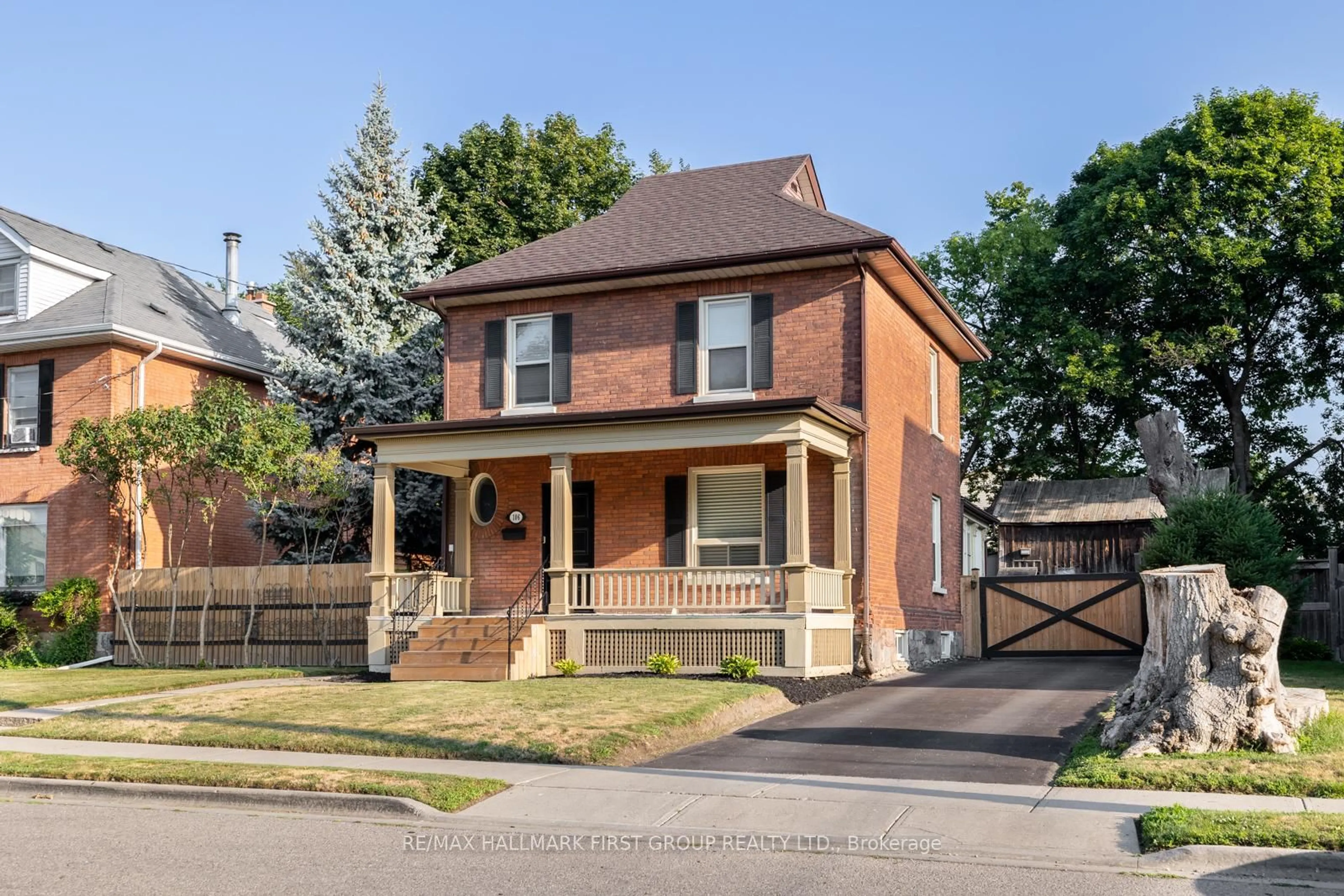 Home with brick exterior material, street for 106 Elgin St, Oshawa Ontario L1G 1T3