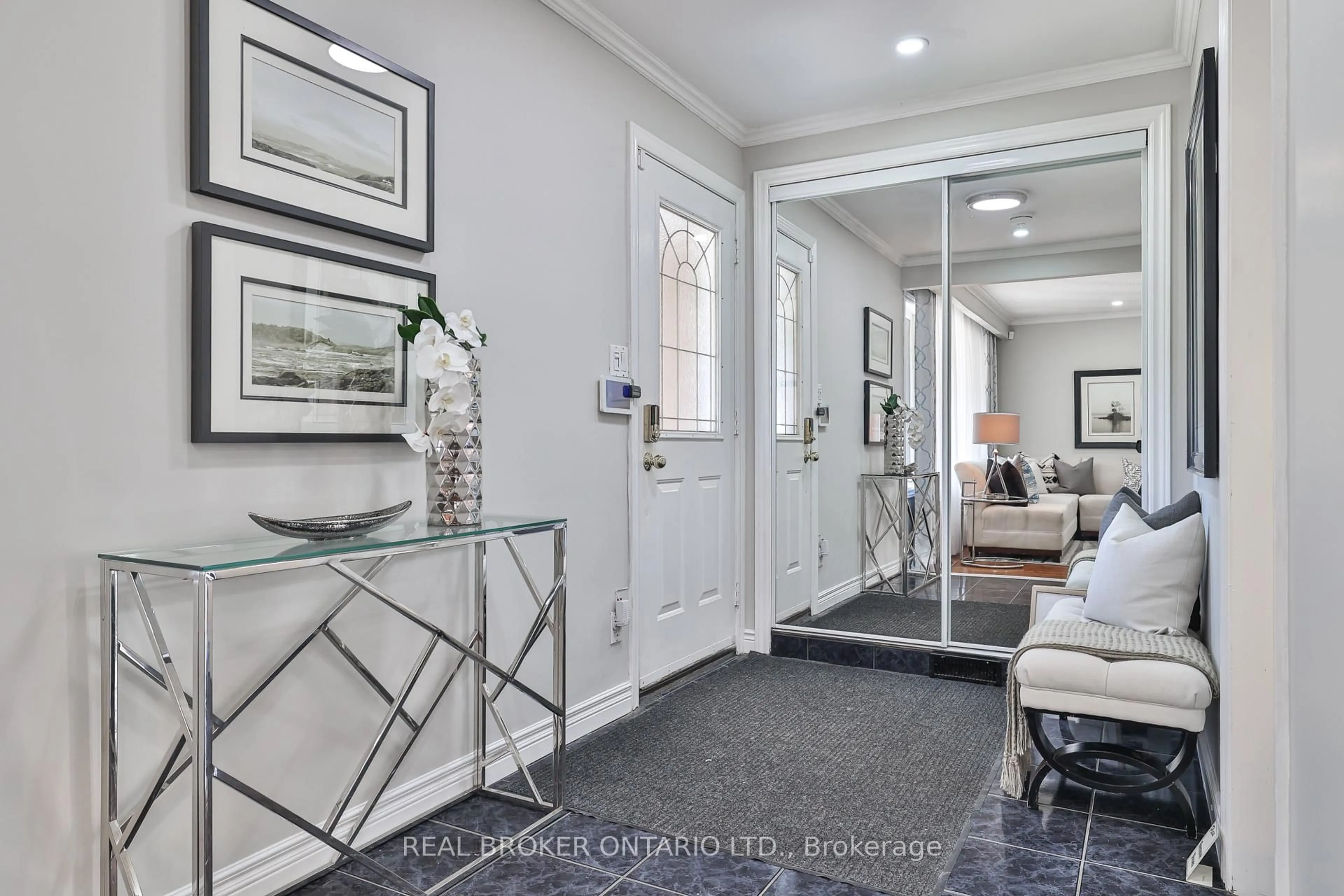 Indoor entryway for 34 Alpaca Dr, Toronto Ontario M1J 2Z7