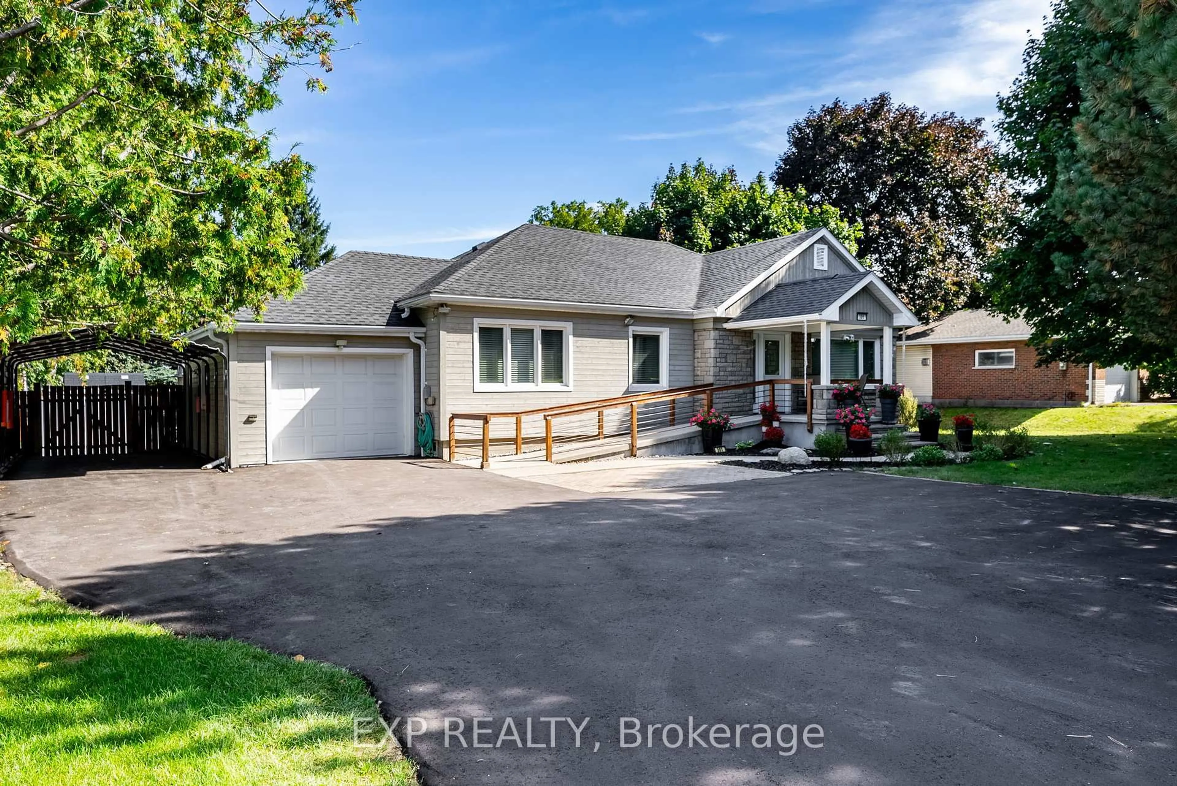 A pic from outside/outdoor area/front of a property/back of a property/a pic from drone, street for 301 Kendalwood Rd, Whitby Ontario L1N 2G2