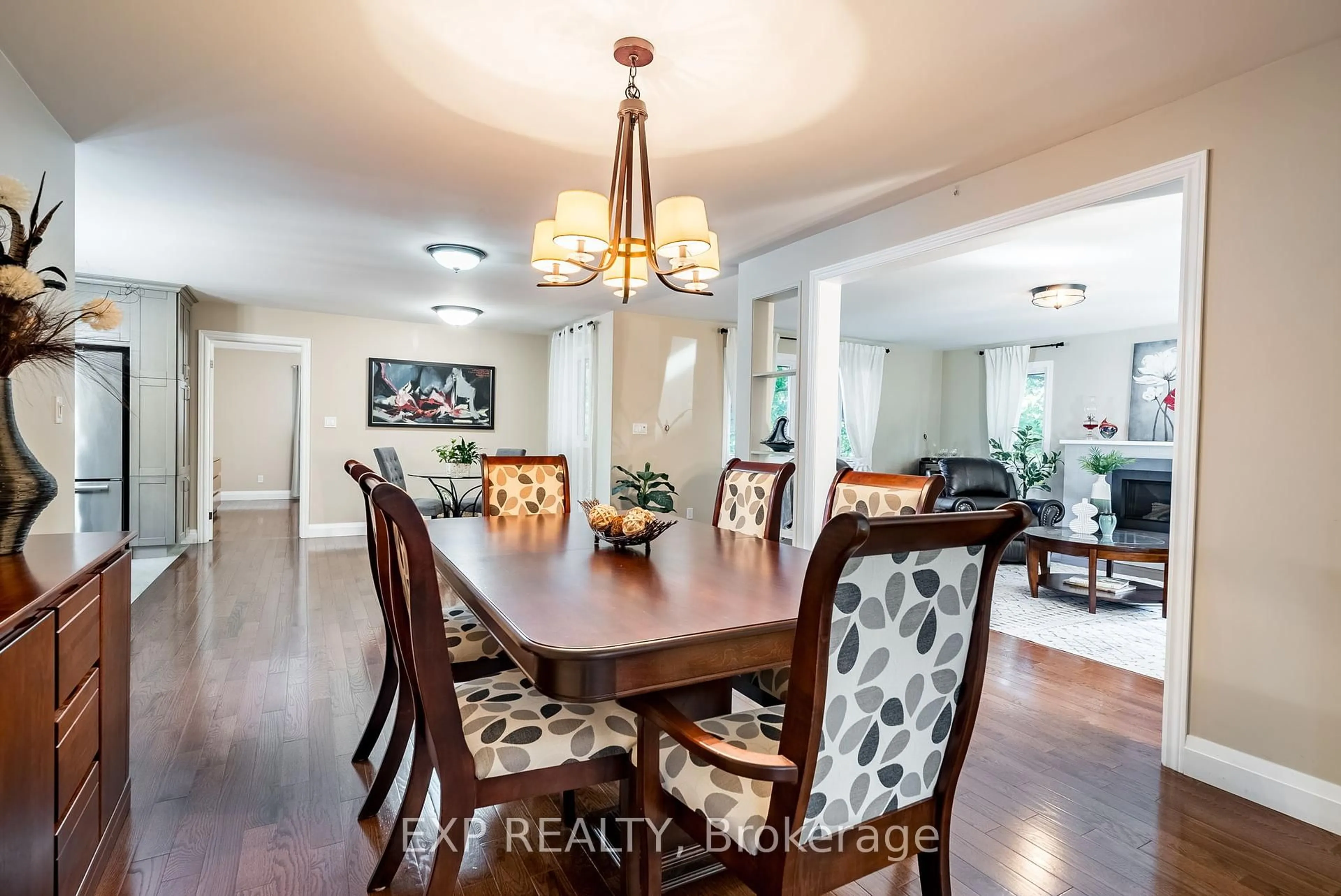 Dining room, wood/laminate floor for 301 Kendalwood Rd, Whitby Ontario L1N 2G2