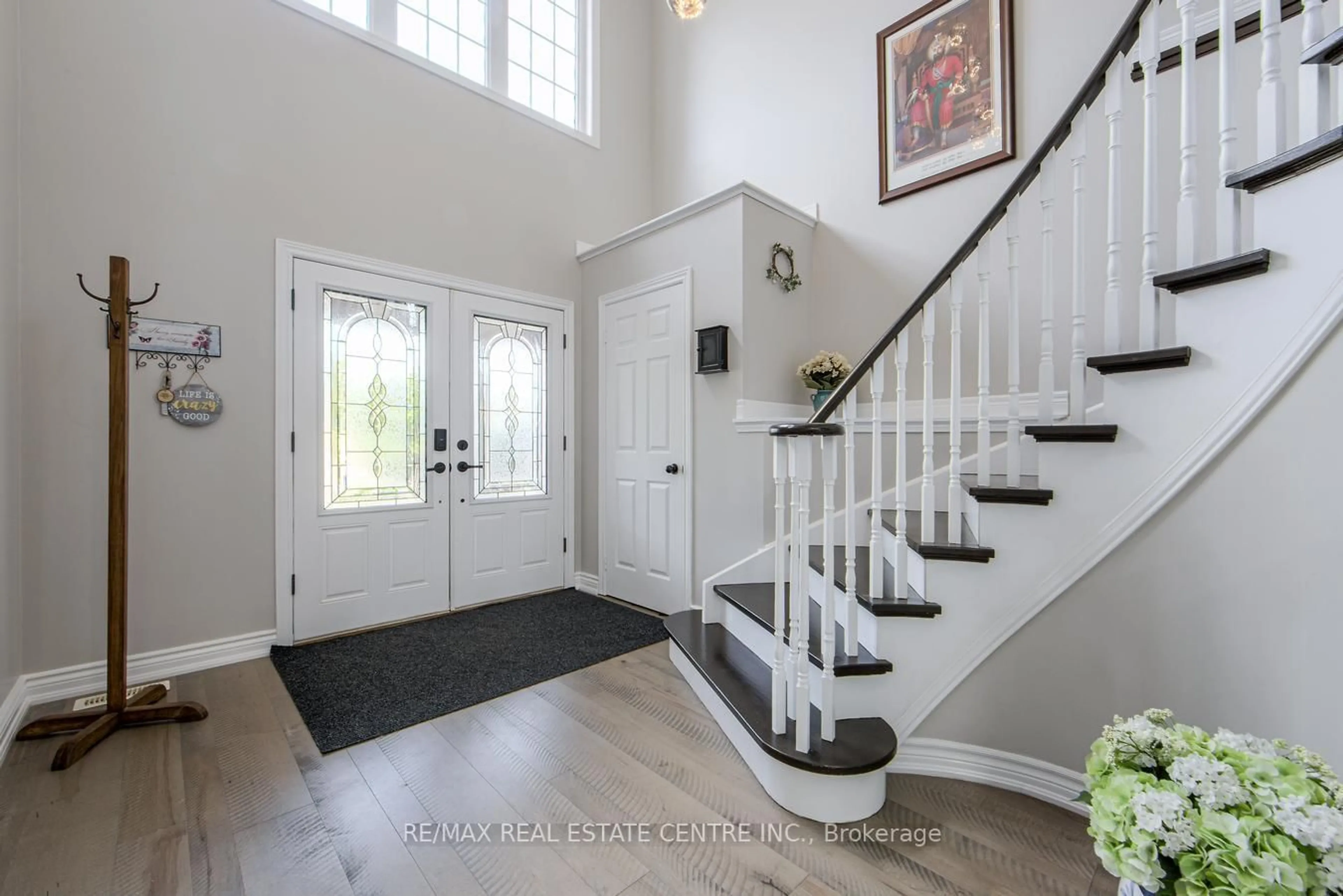 Indoor entryway for 907 Coldstream Dr, Oshawa Ontario L1K 2W8