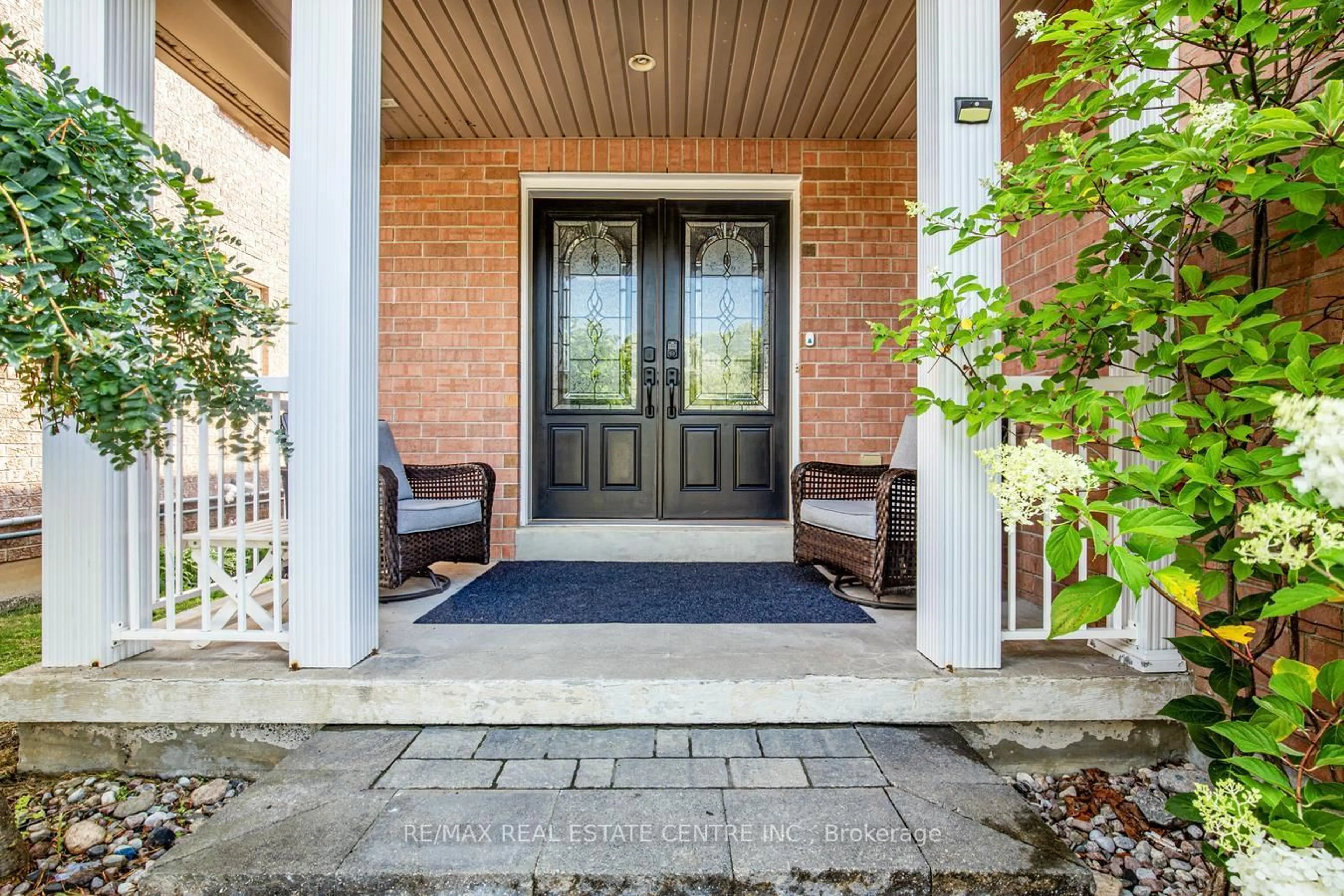 Indoor entryway for 907 Coldstream Dr, Oshawa Ontario L1K 2W8