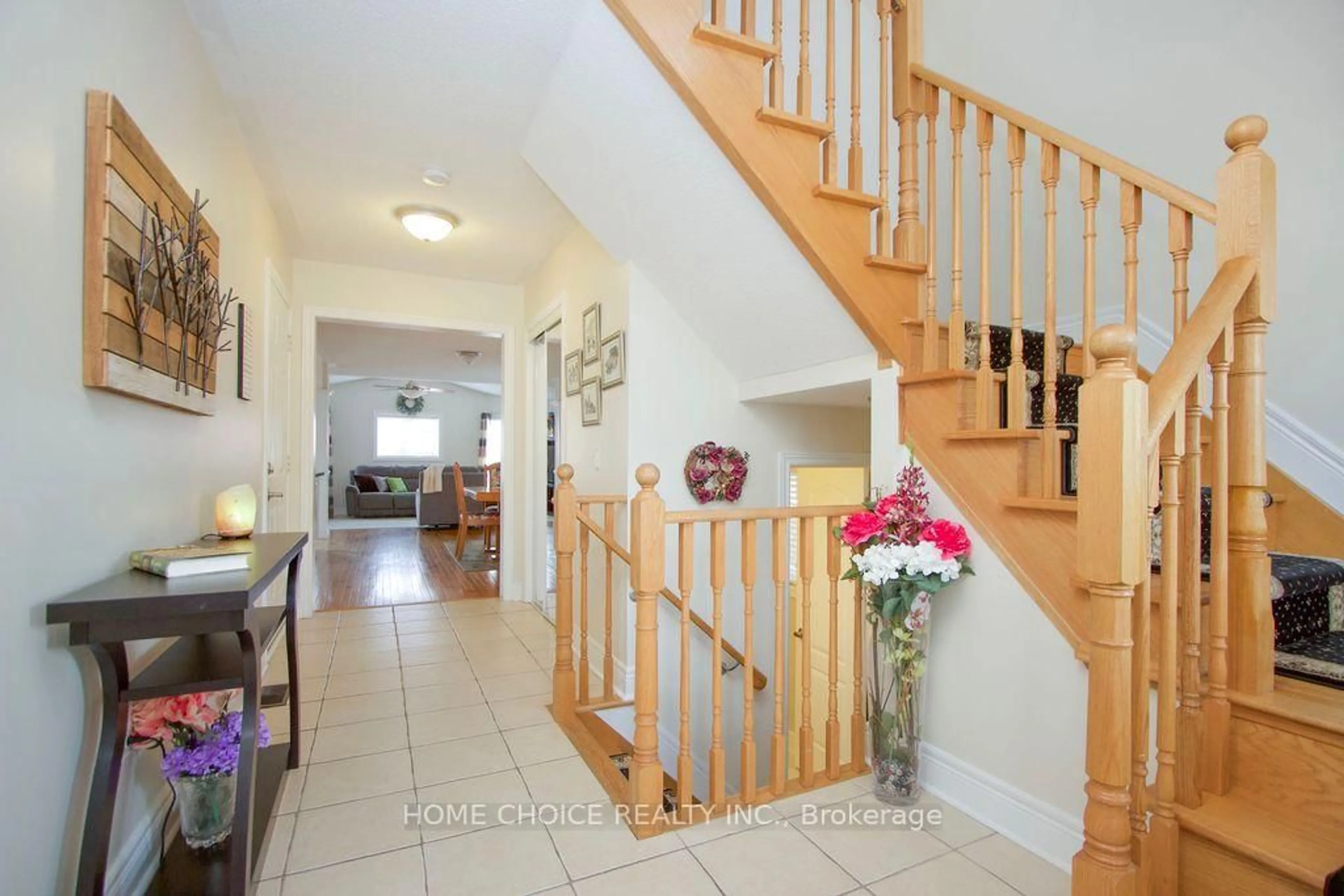 Indoor foyer for 200 Bathgate Cres, Clarington Ontario L1E 0B5