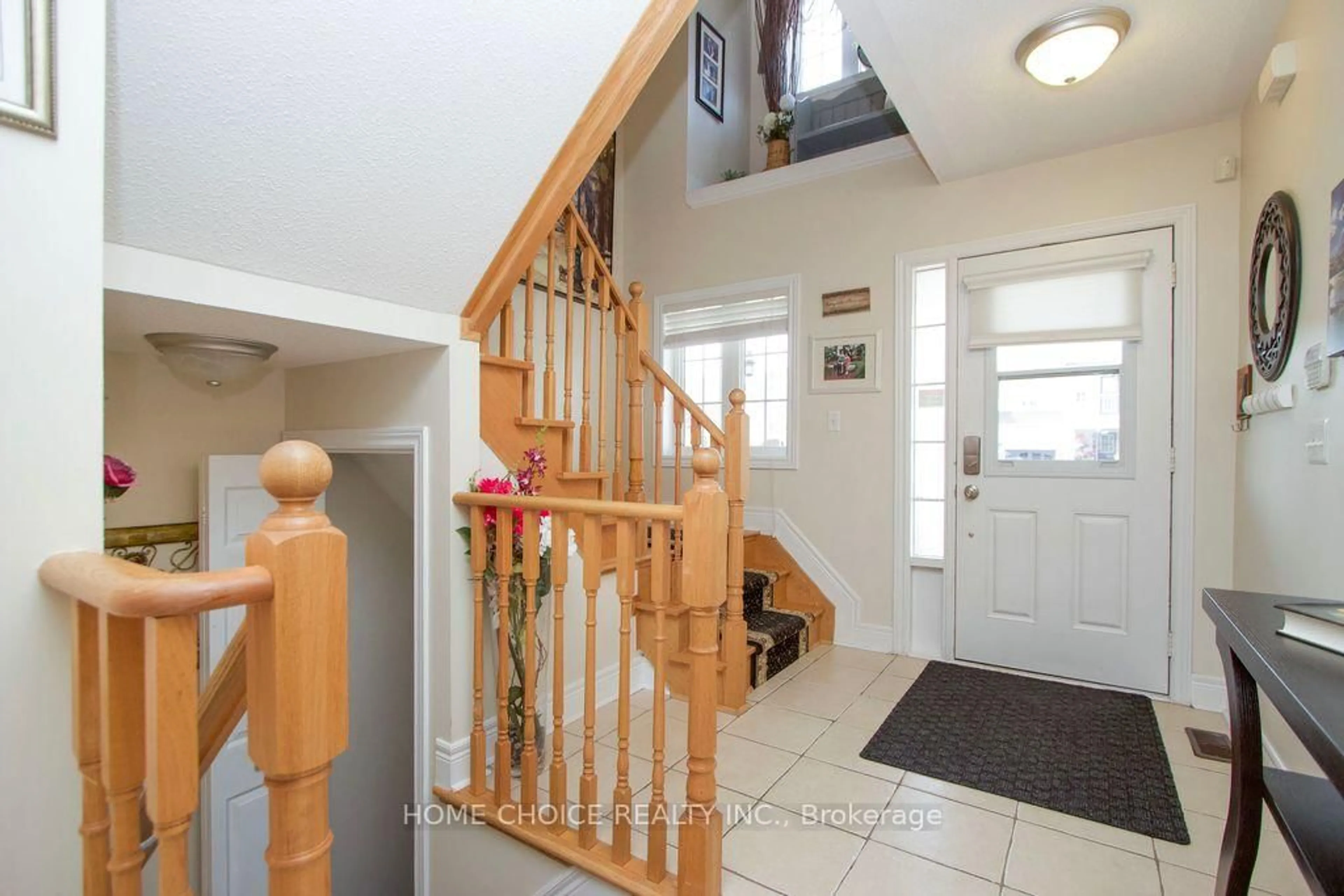 Indoor foyer for 200 Bathgate Cres, Clarington Ontario L1E 0B5