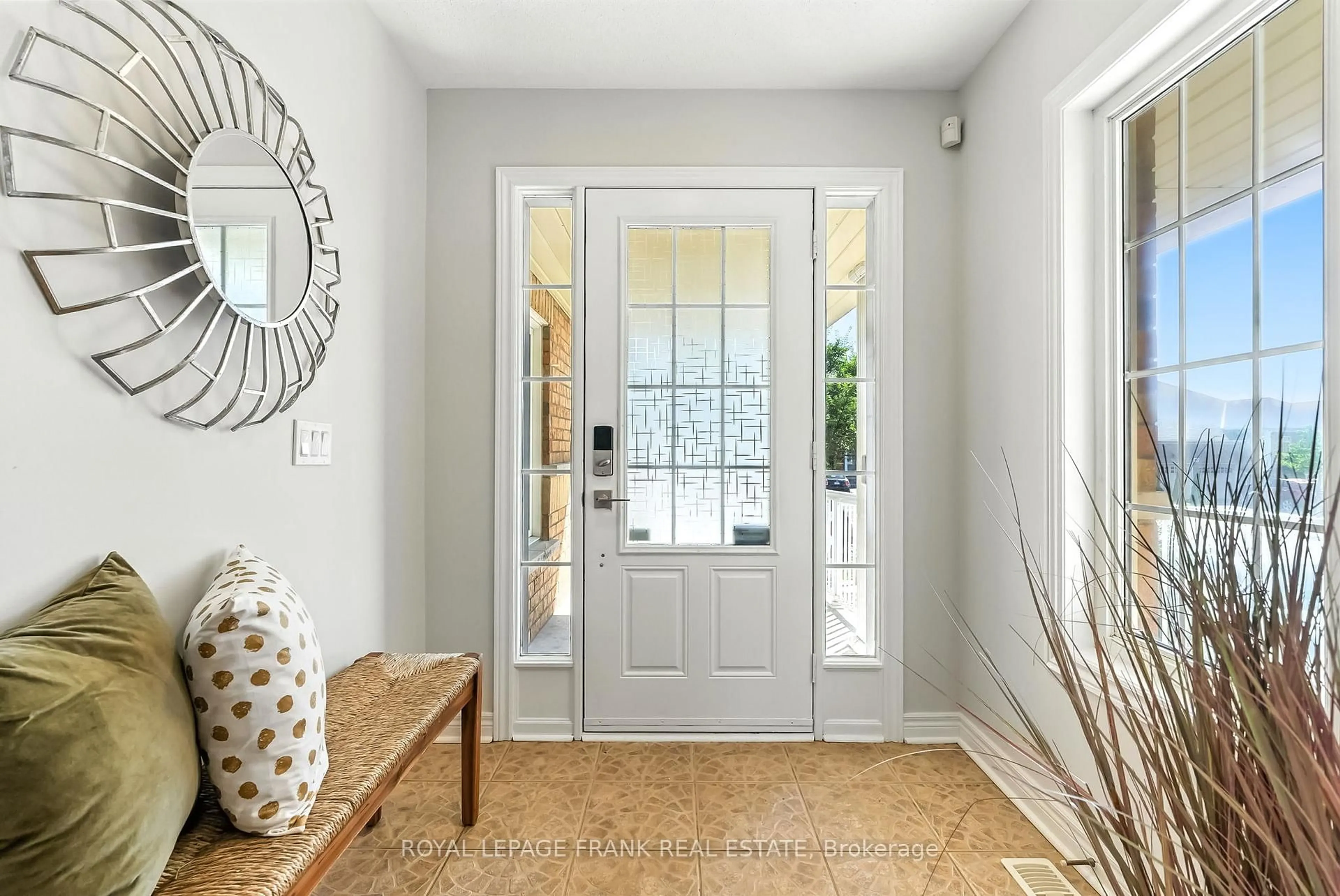 Indoor entryway for 34 Rosswell Dr, Clarington Ontario L1E 3J6