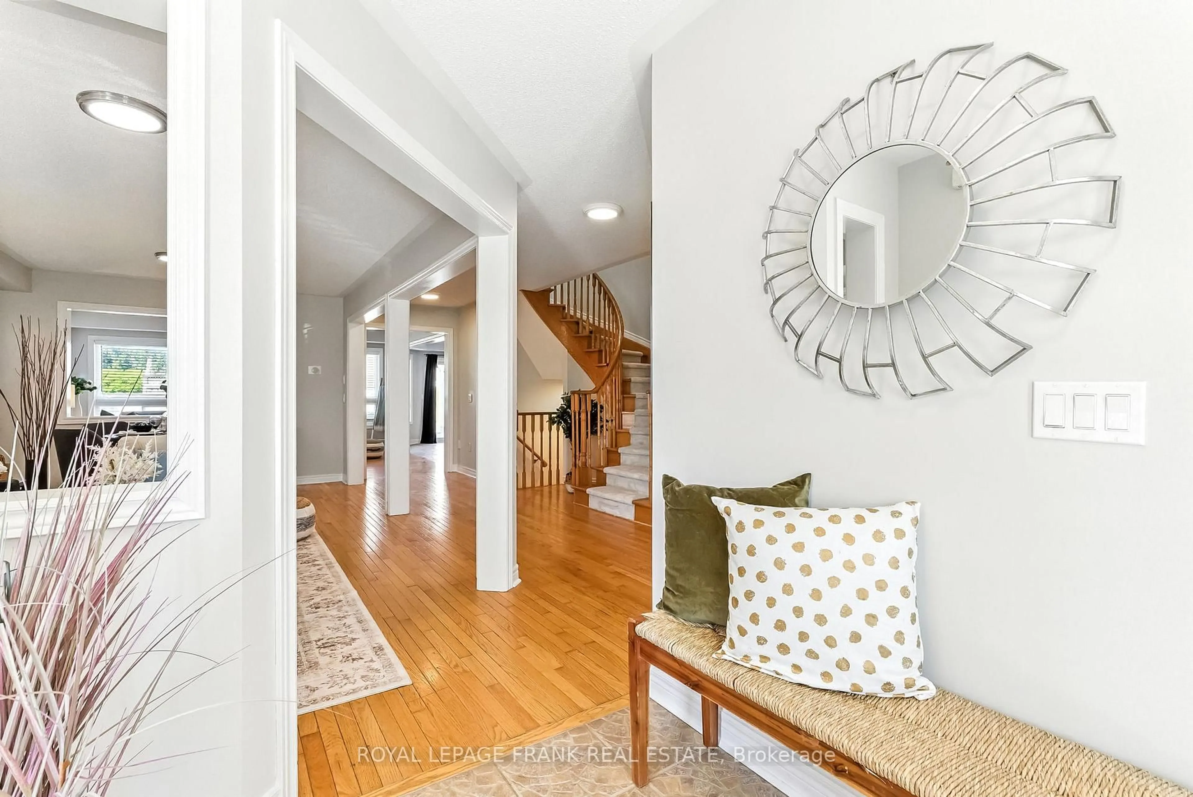 Indoor entryway for 34 Rosswell Dr, Clarington Ontario L1E 3J6