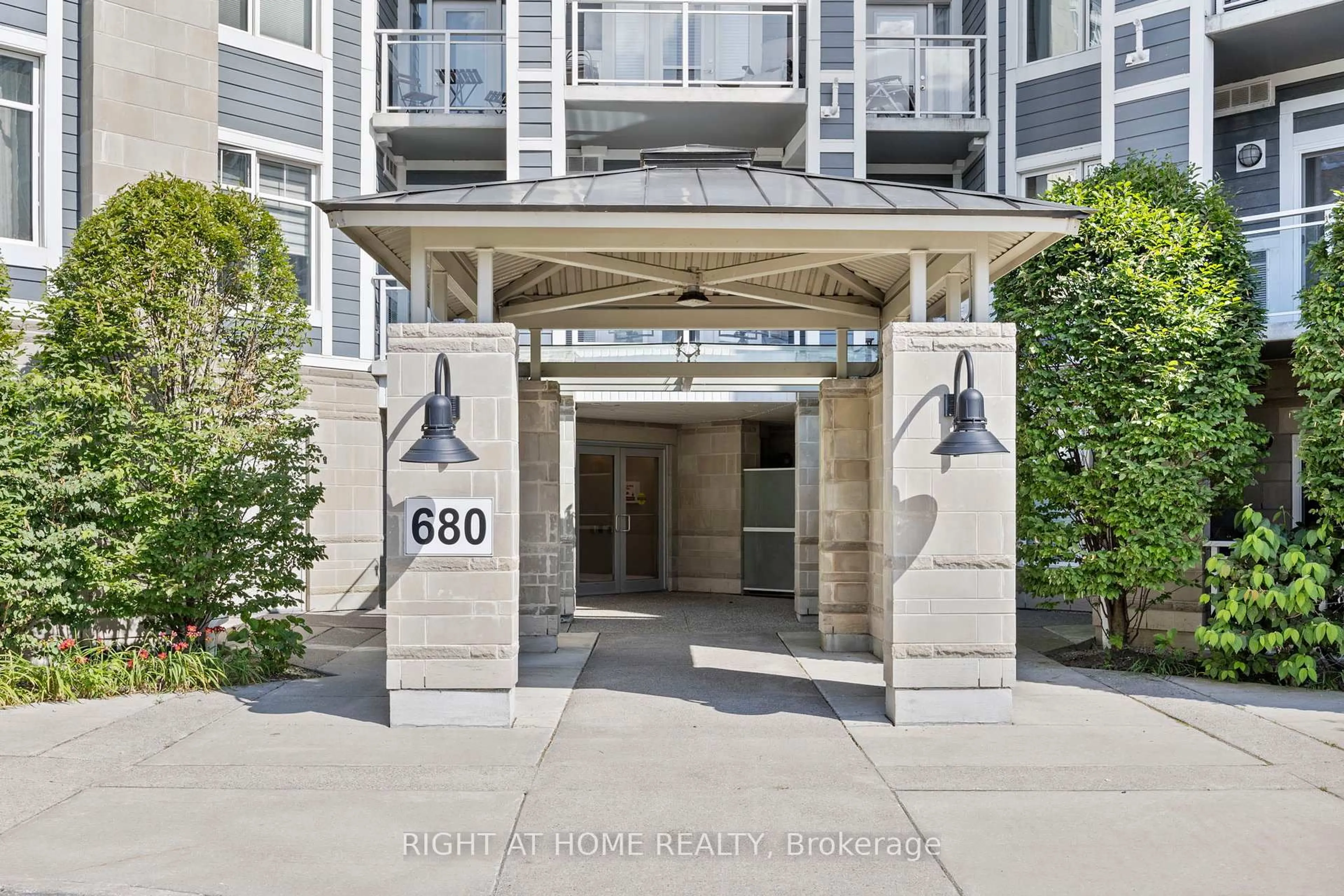 Indoor entryway for 680 Gordon St #412, Whitby Ontario L1N 0L2