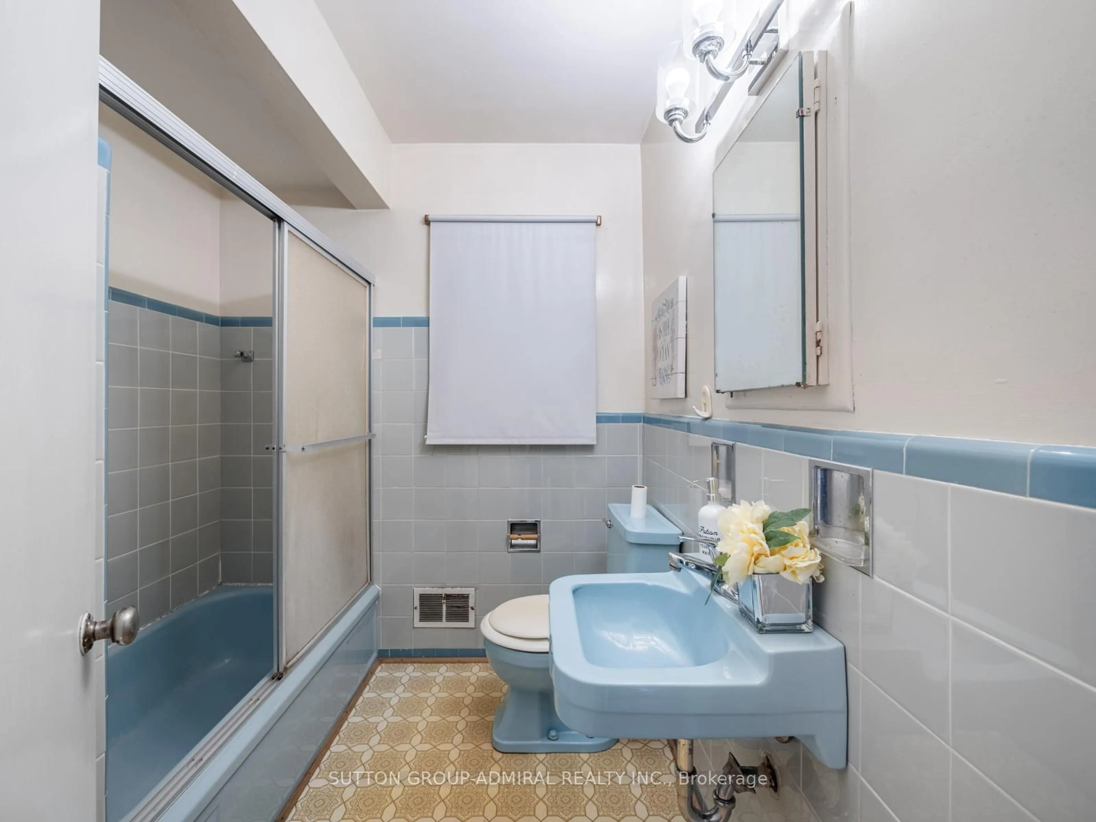 Standard bathroom, ceramic/tile floor for 18 Danube Dr, Toronto Ontario M1R 2A1