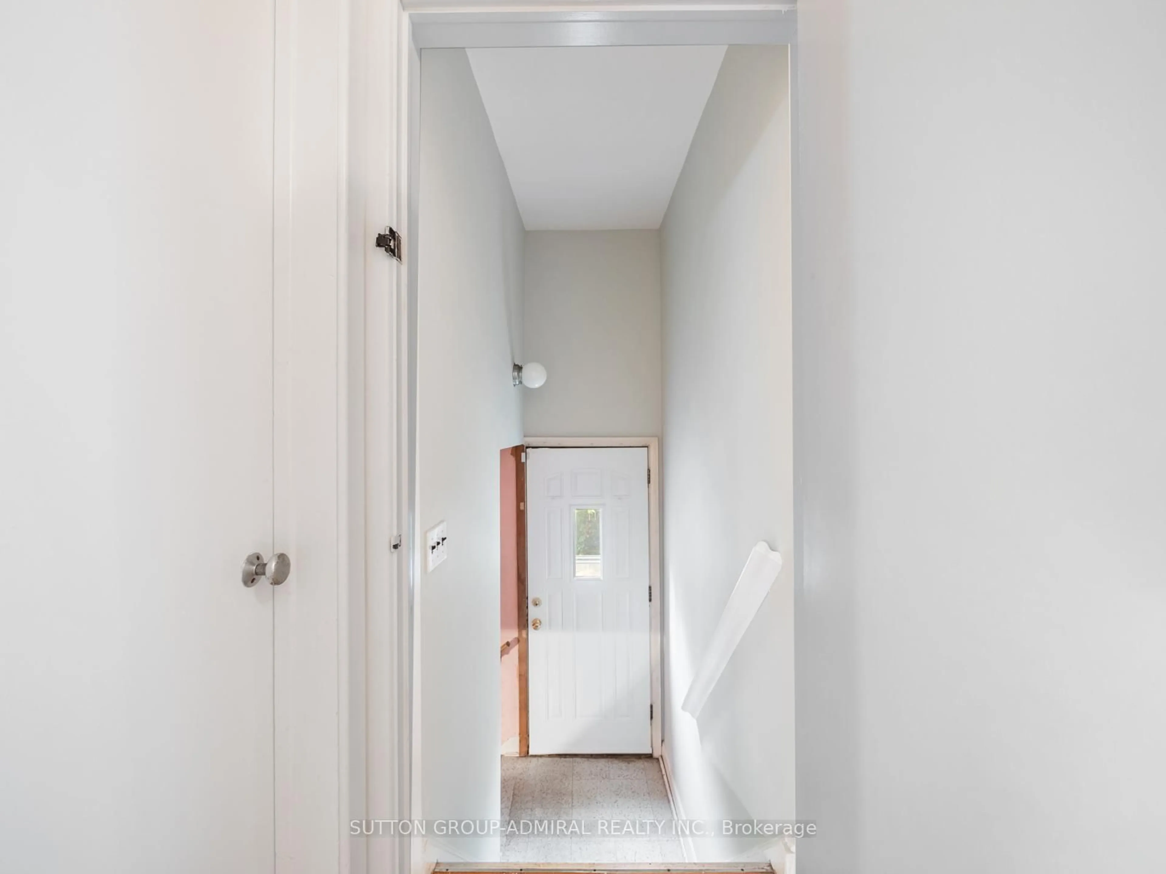 Indoor entryway for 18 Danube Dr, Toronto Ontario M1R 2A1