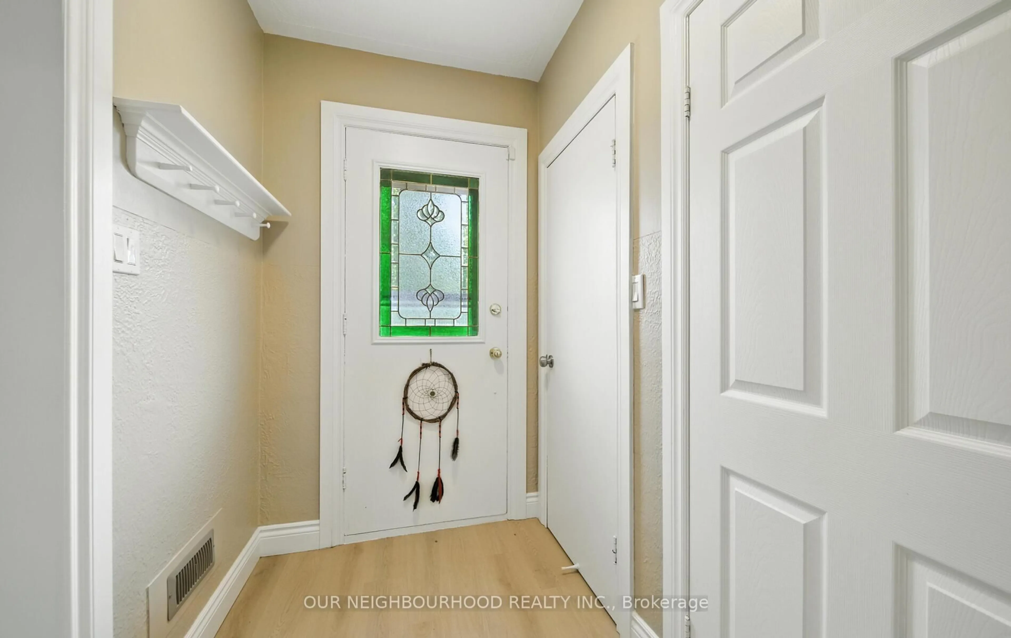 Indoor entryway for 210 Chadburn St, Oshawa Ontario L1H 5V6