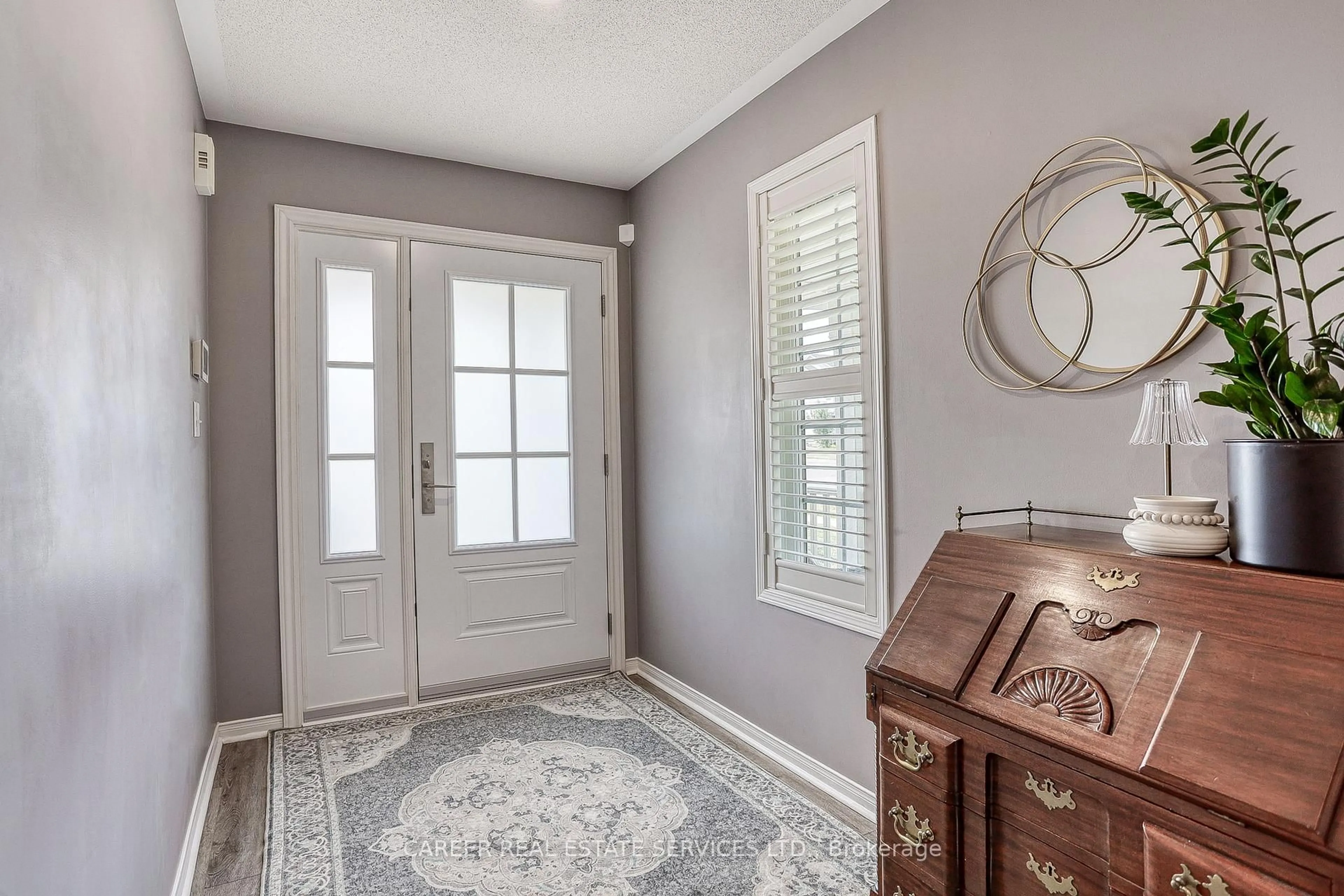 Indoor entryway for 1091 Trail Valley Dr, Oshawa Ontario L1K 2W2