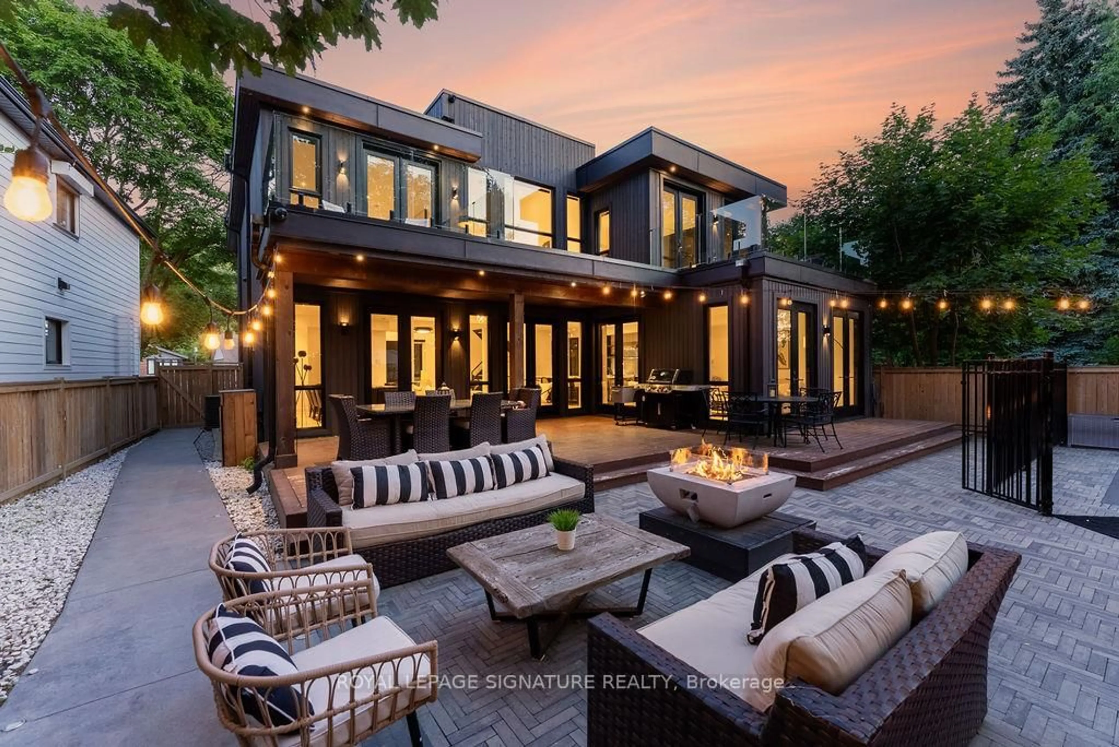 Patio, street for 102 Midland Ave, Toronto Ontario M1N 4A2