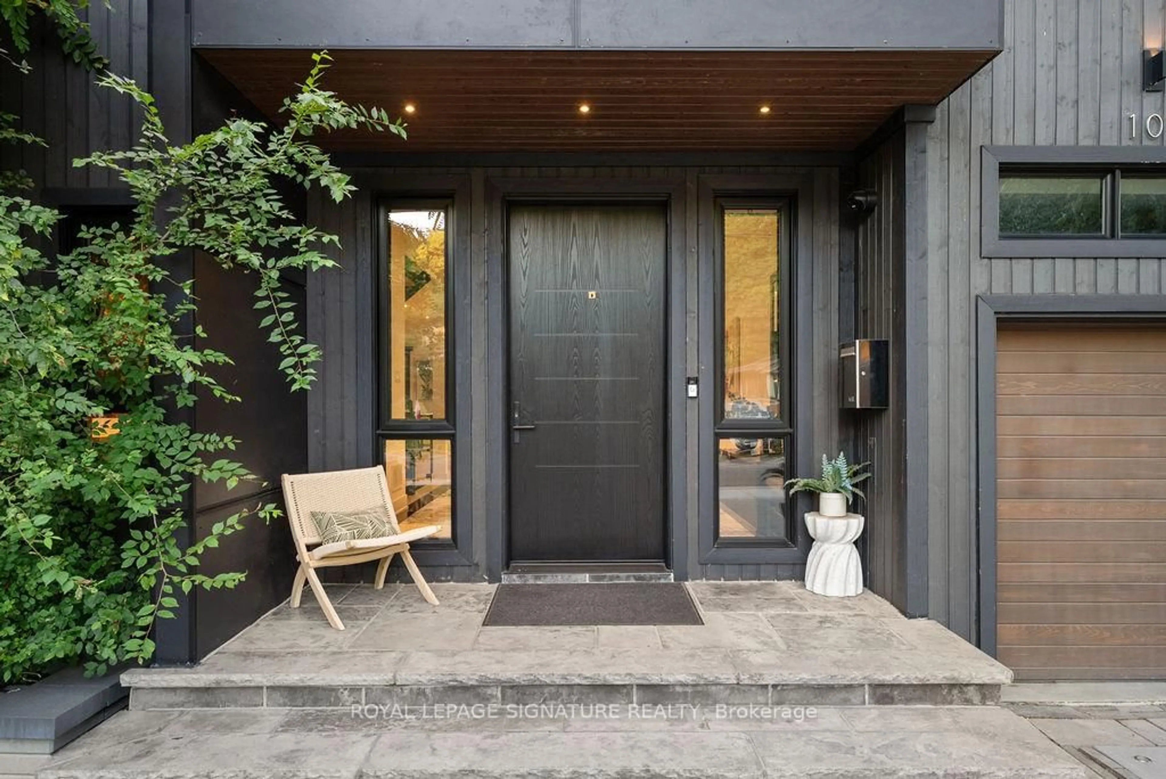 Indoor entryway for 102 Midland Ave, Toronto Ontario M1N 4A2