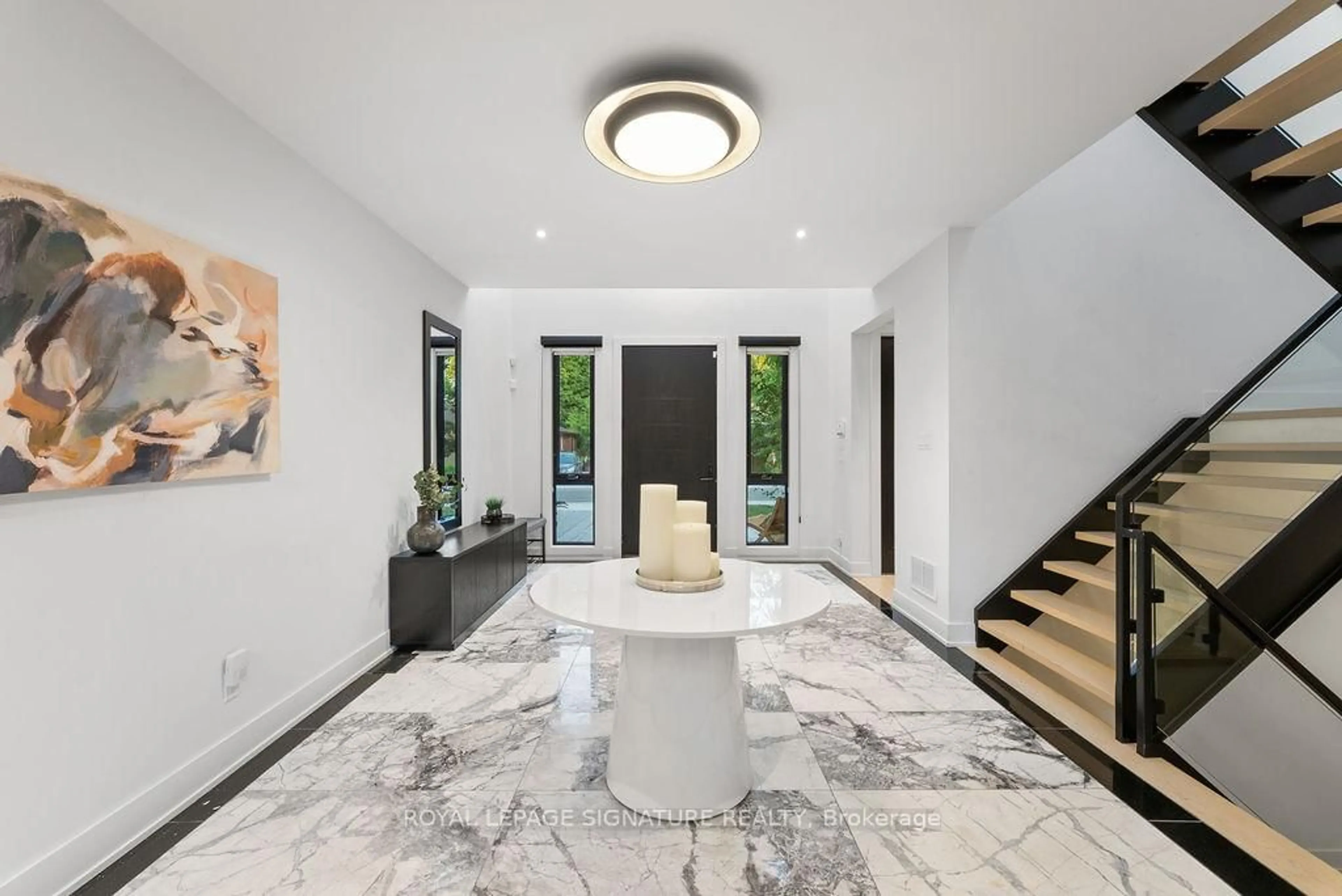 Indoor foyer for 102 Midland Ave, Toronto Ontario M1N 4A2