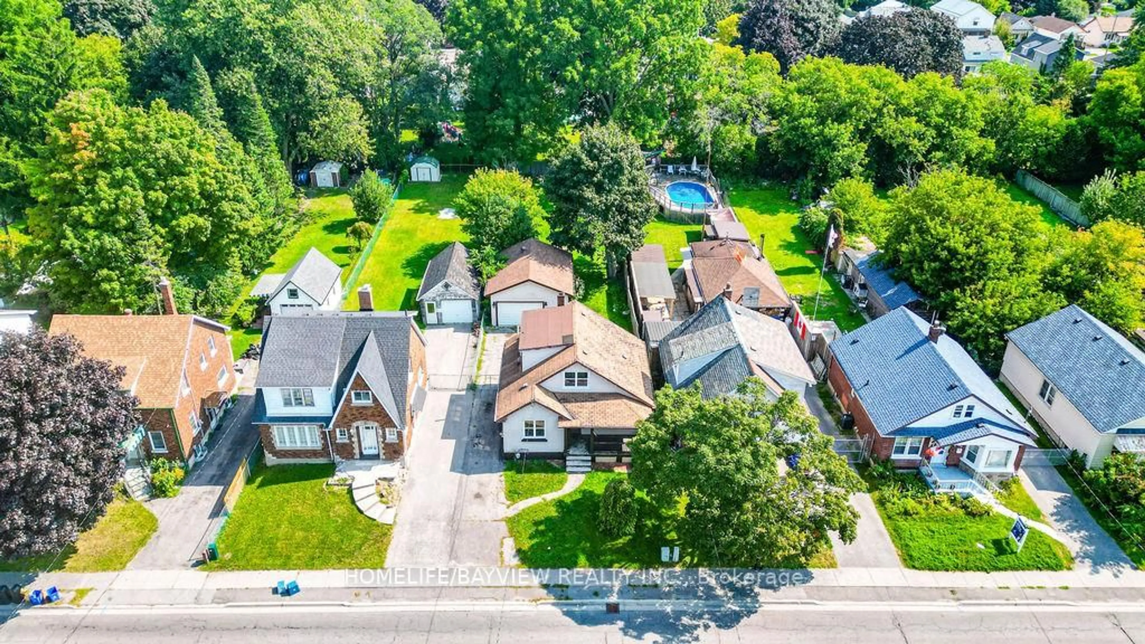 A pic from outside/outdoor area/front of a property/back of a property/a pic from drone, street for 187 Park Rd, Oshawa Ontario L1J 4H1