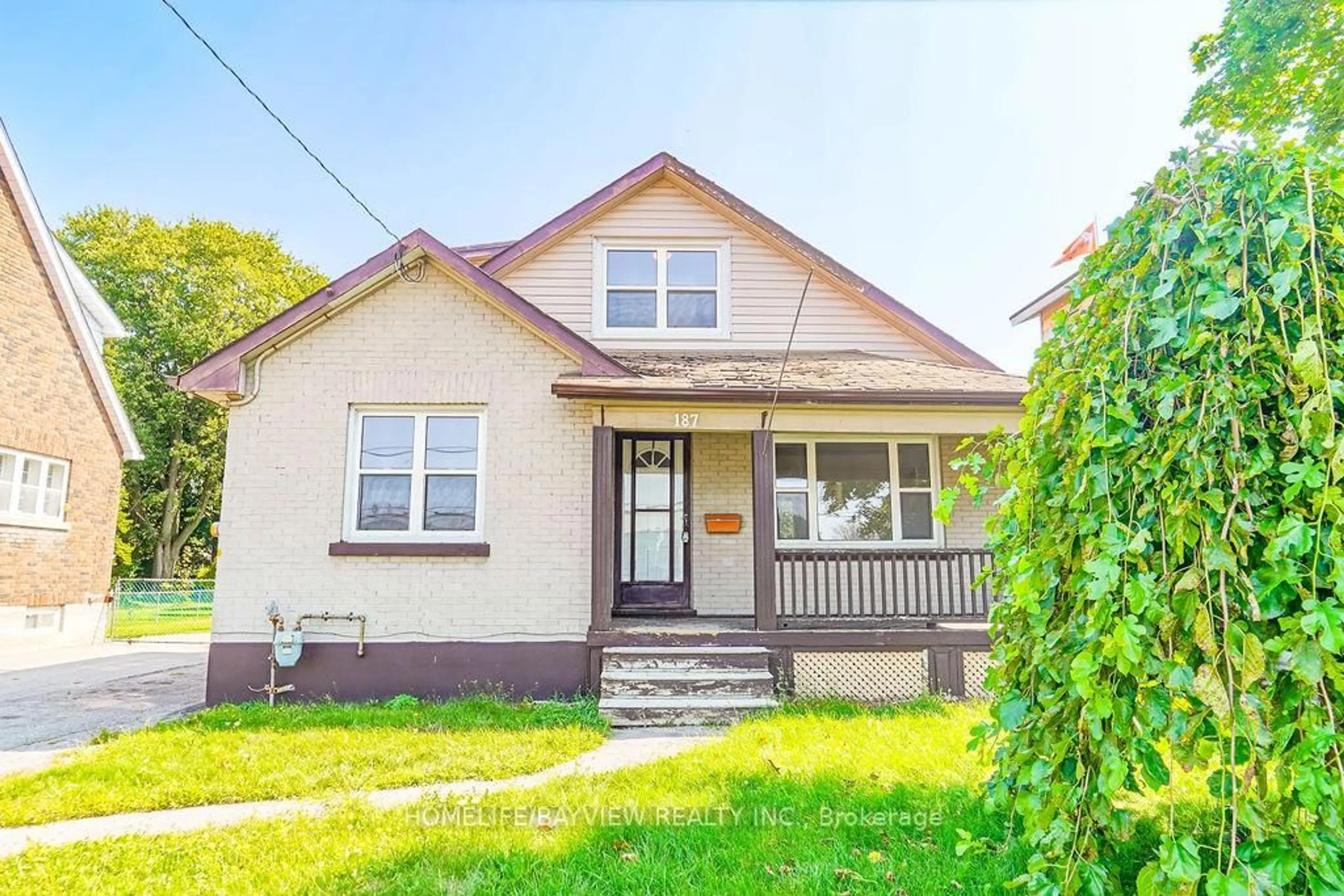 Home with vinyl exterior material, street for 187 Park Rd, Oshawa Ontario L1J 4H1
