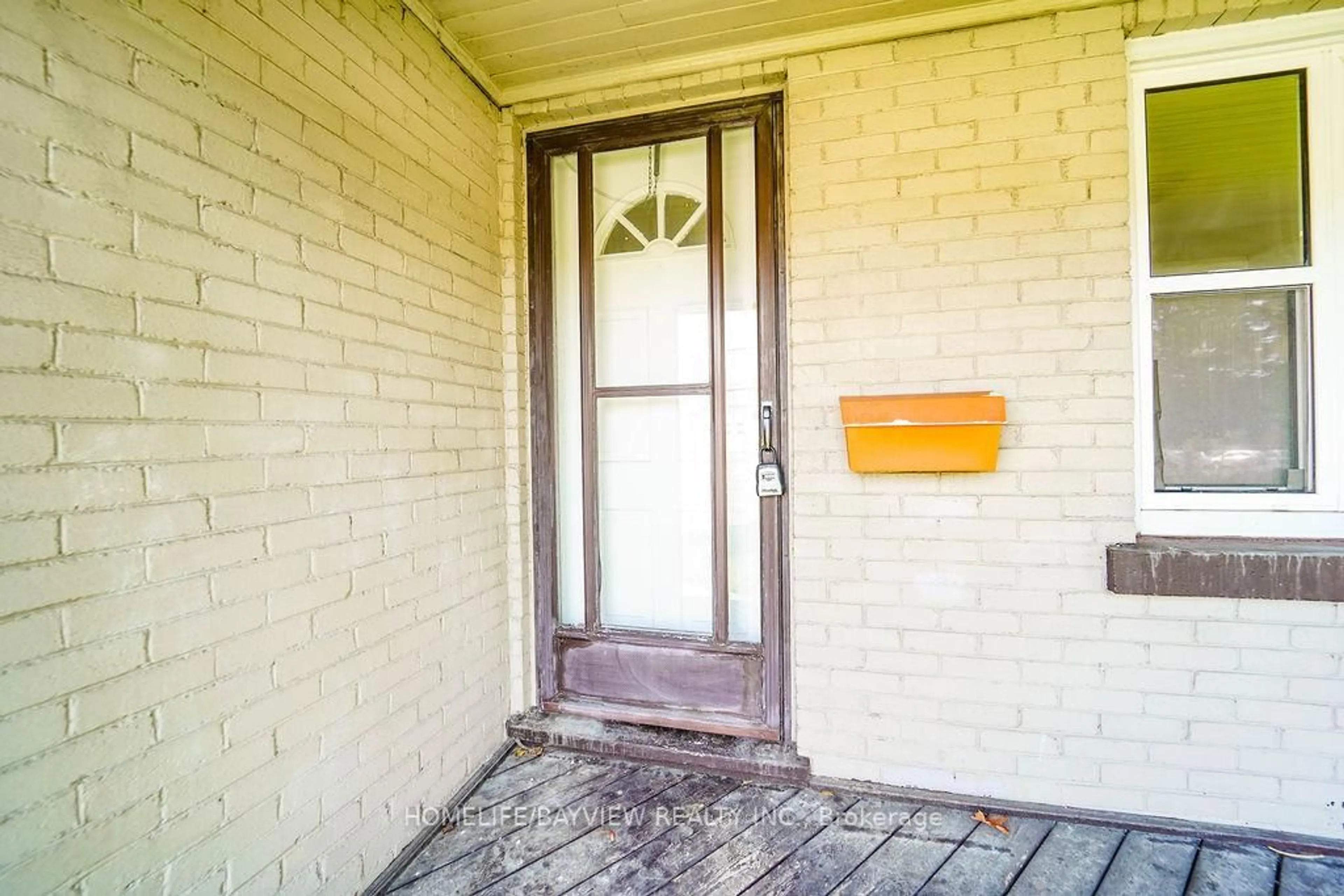Indoor entryway for 187 Park Rd, Oshawa Ontario L1J 4H1