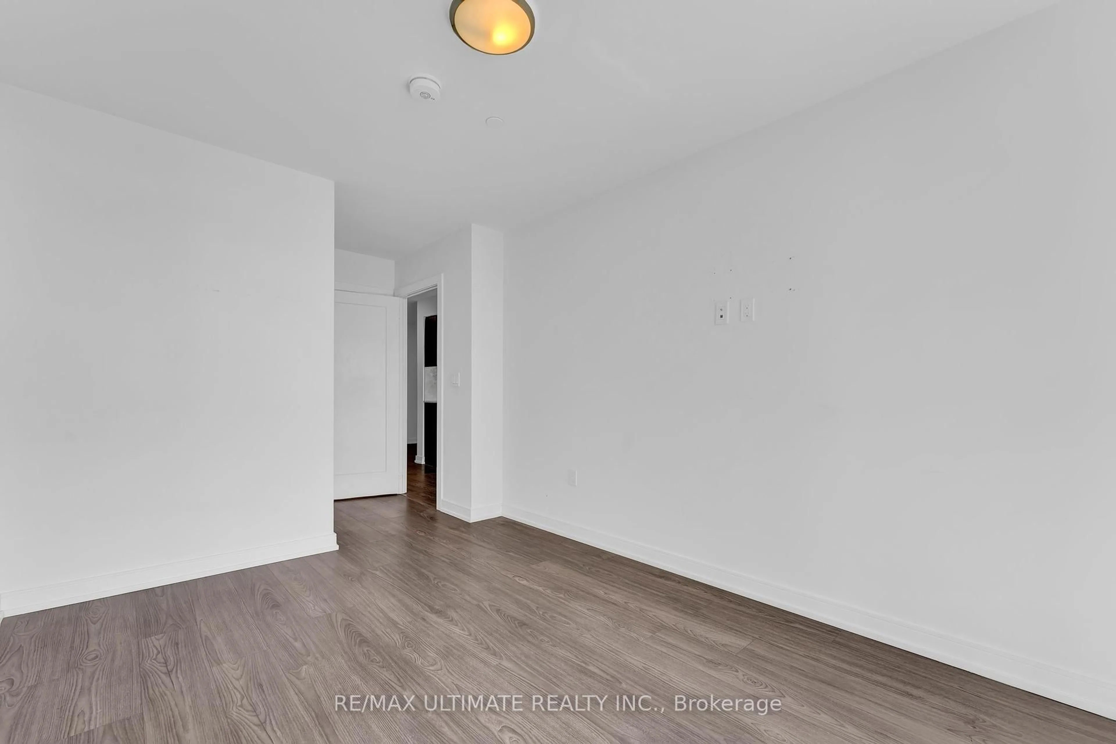 A pic of a room for 225 Village Green Sq #1006, Toronto Ontario M1S 0N4